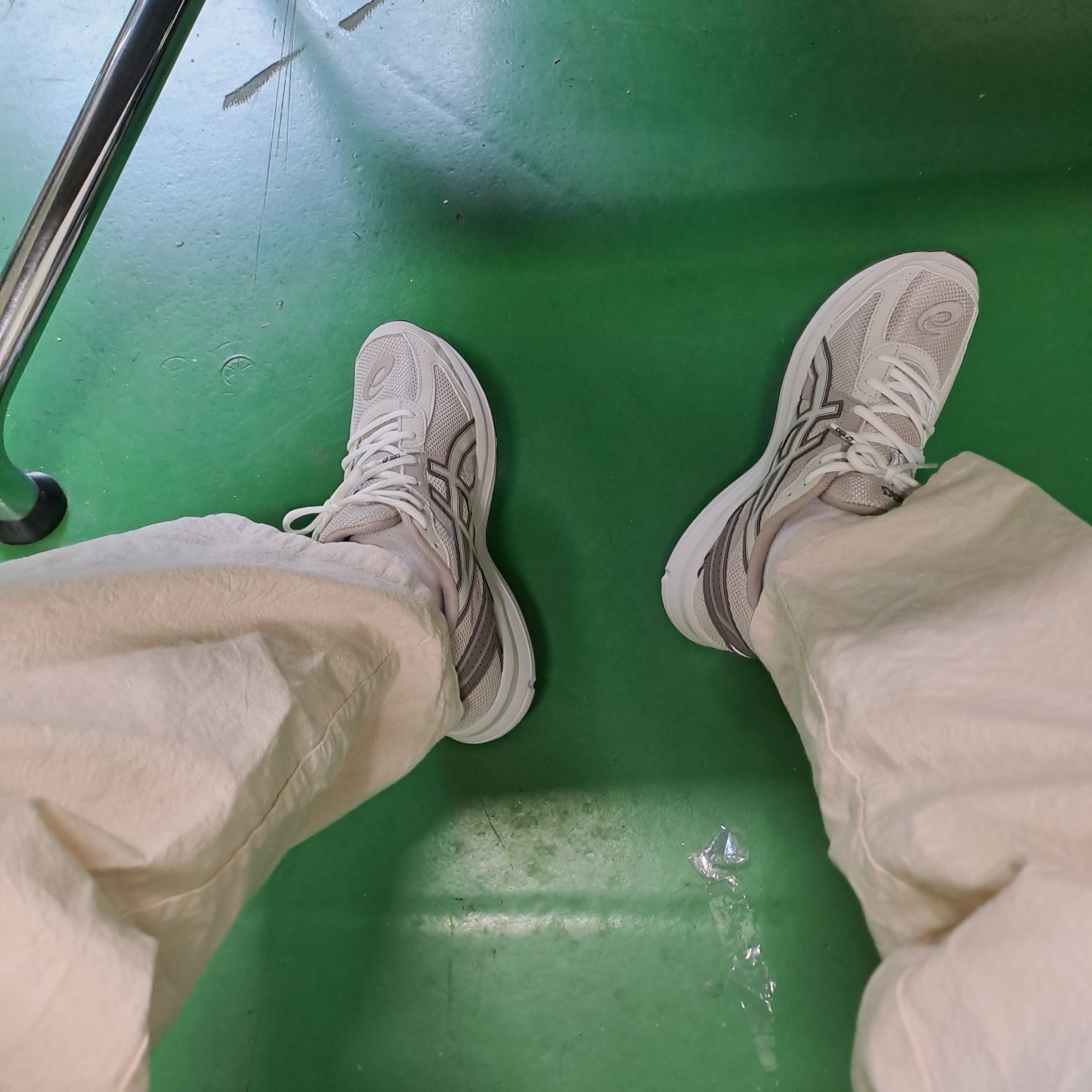 Asics Jog 100 S Birch - 2E Wide 착용 스타일