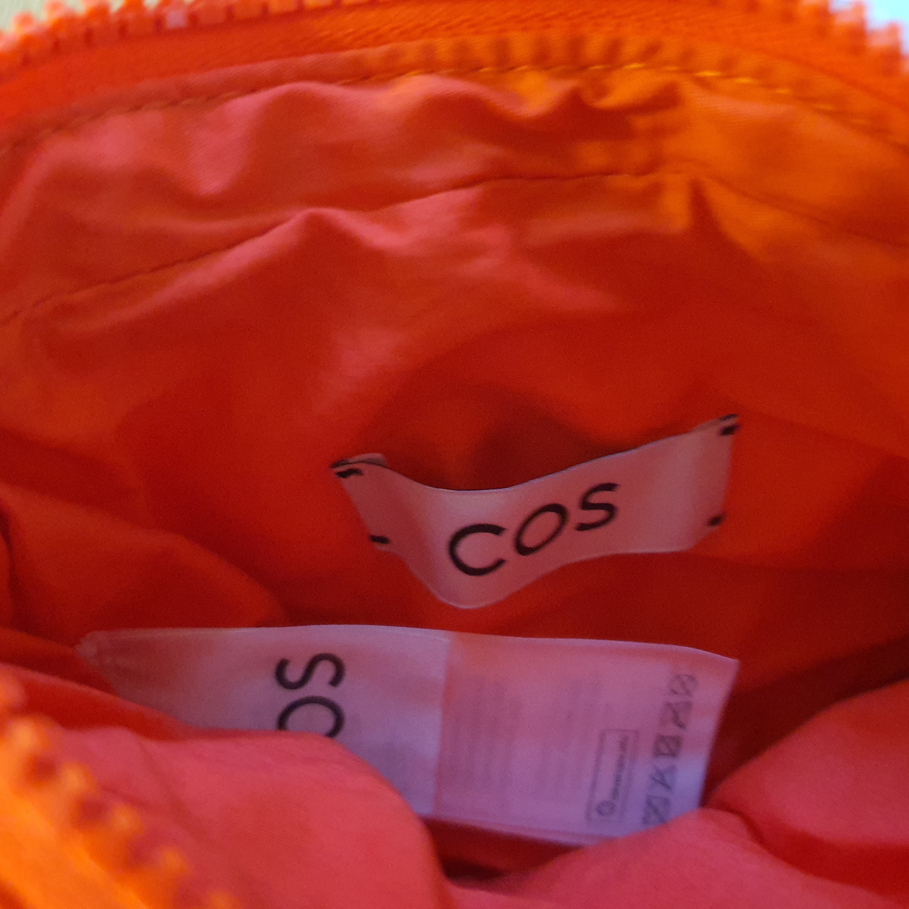COS Quilted Micro Bag Orange 착용 스타일 - 2