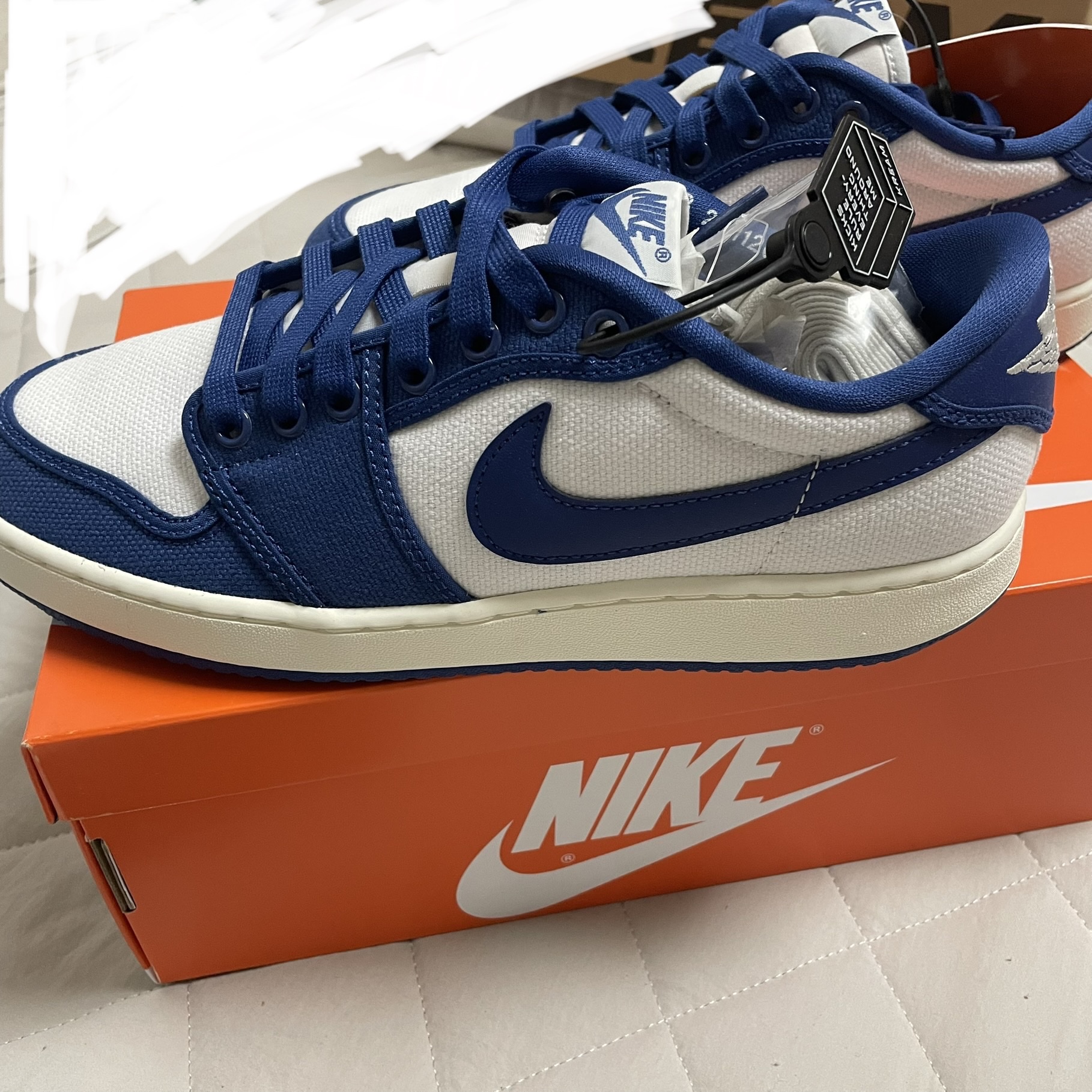 Jordan 1 KO Low White Dark Royal Blue 착용 스타일