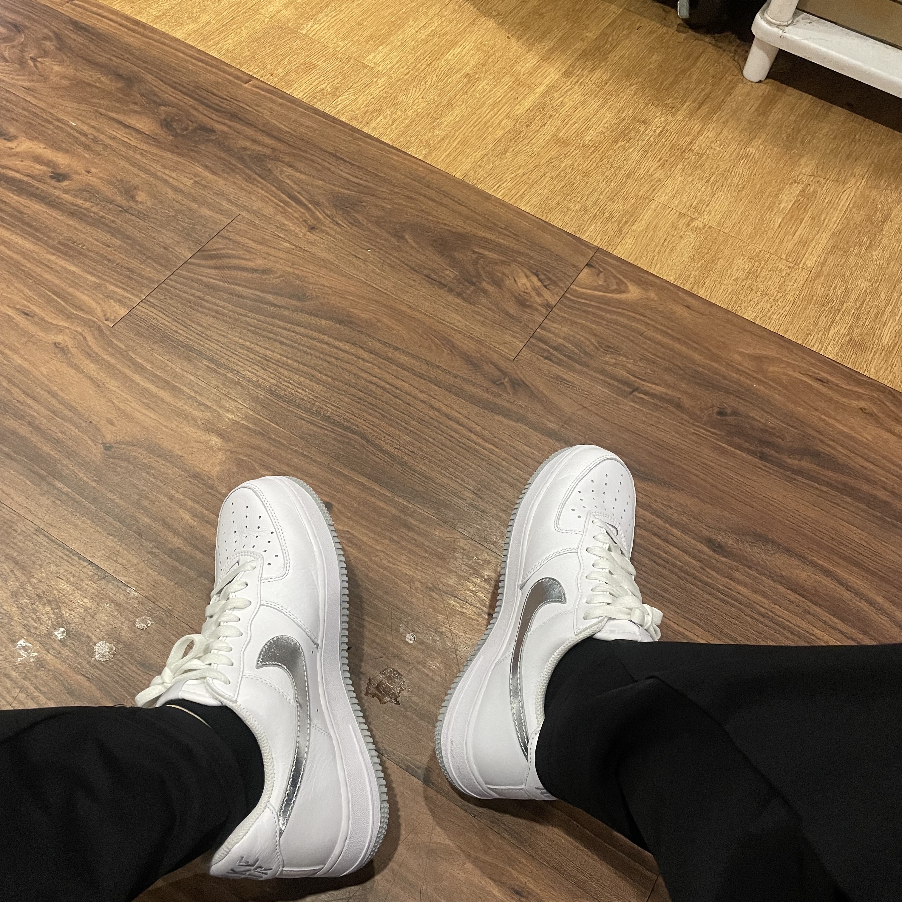 Nike Air Force 1 Low Retro Color of the Month White Metallic Silver 착용 스타일 - 2