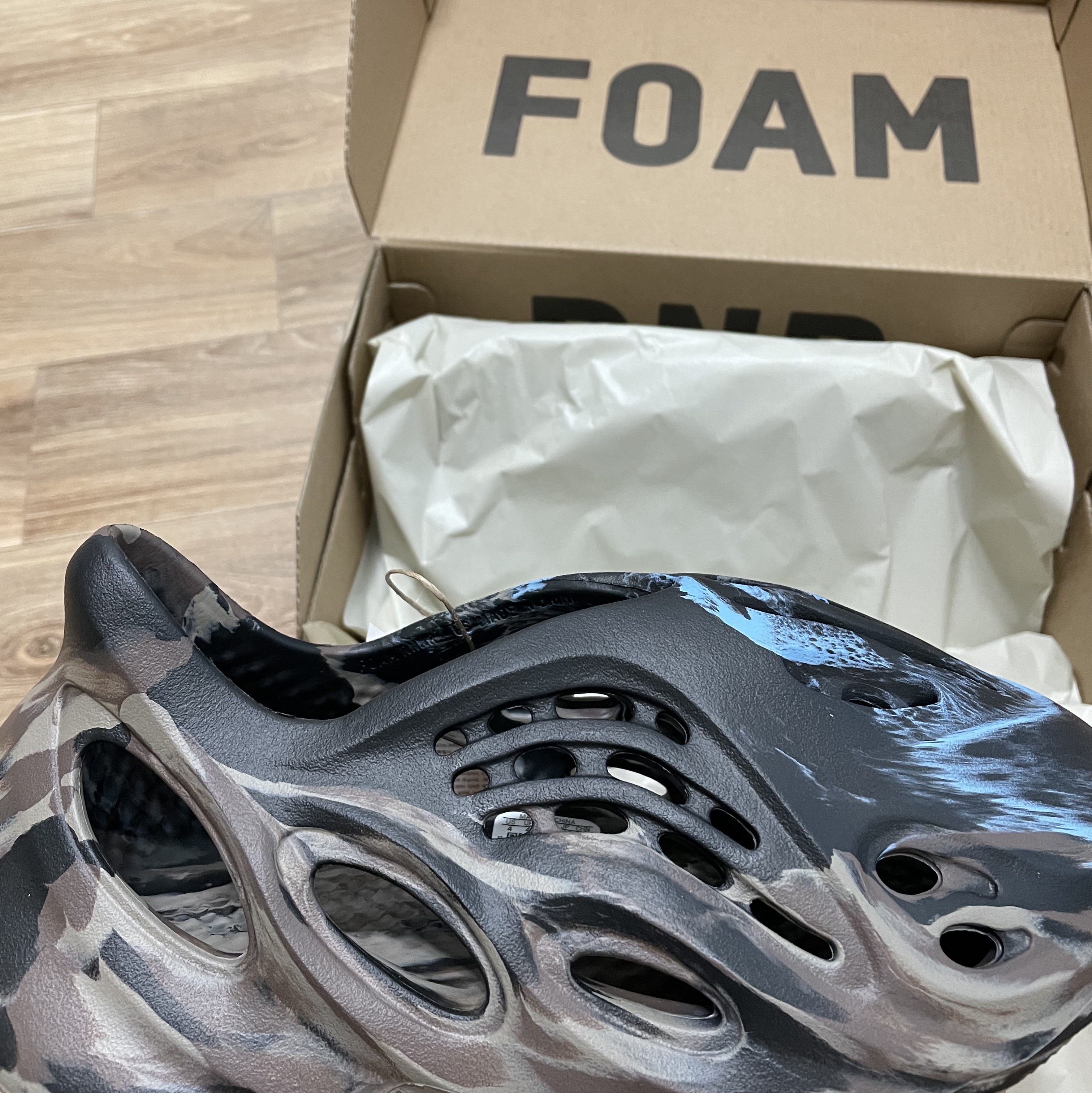 Adidas Yeezy Foam RNNR MX Cinder 착용 스타일