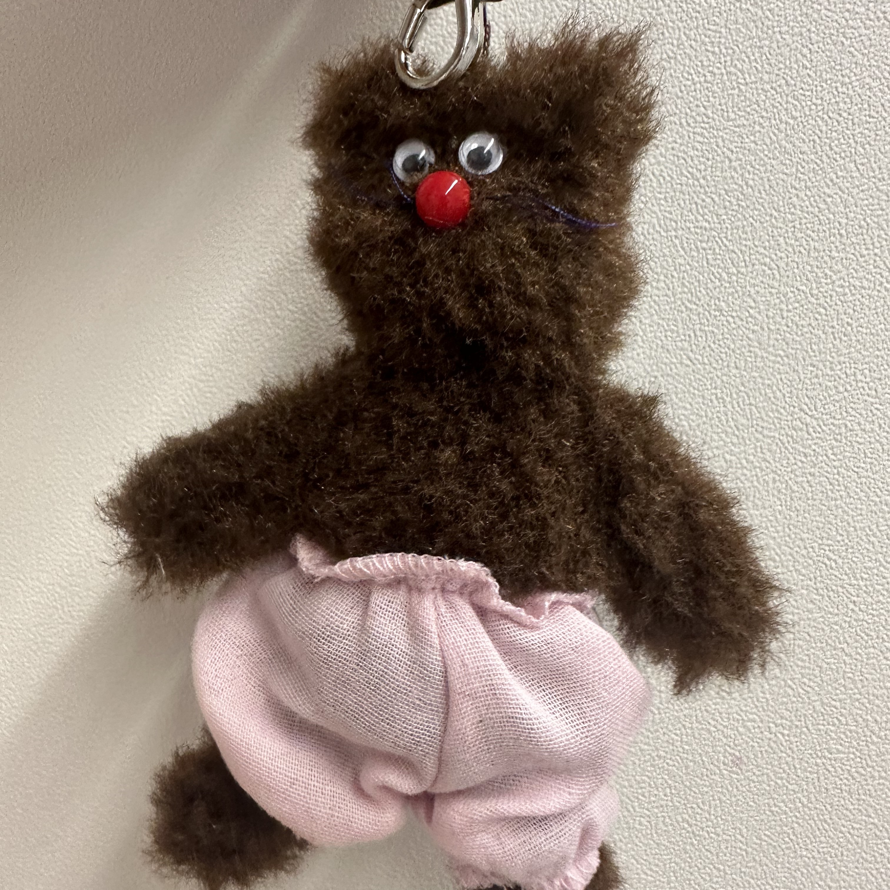 [KREAM 단독] Monamhee Bred Keyring with Pink Pants Brown 착용 스타일 - 1