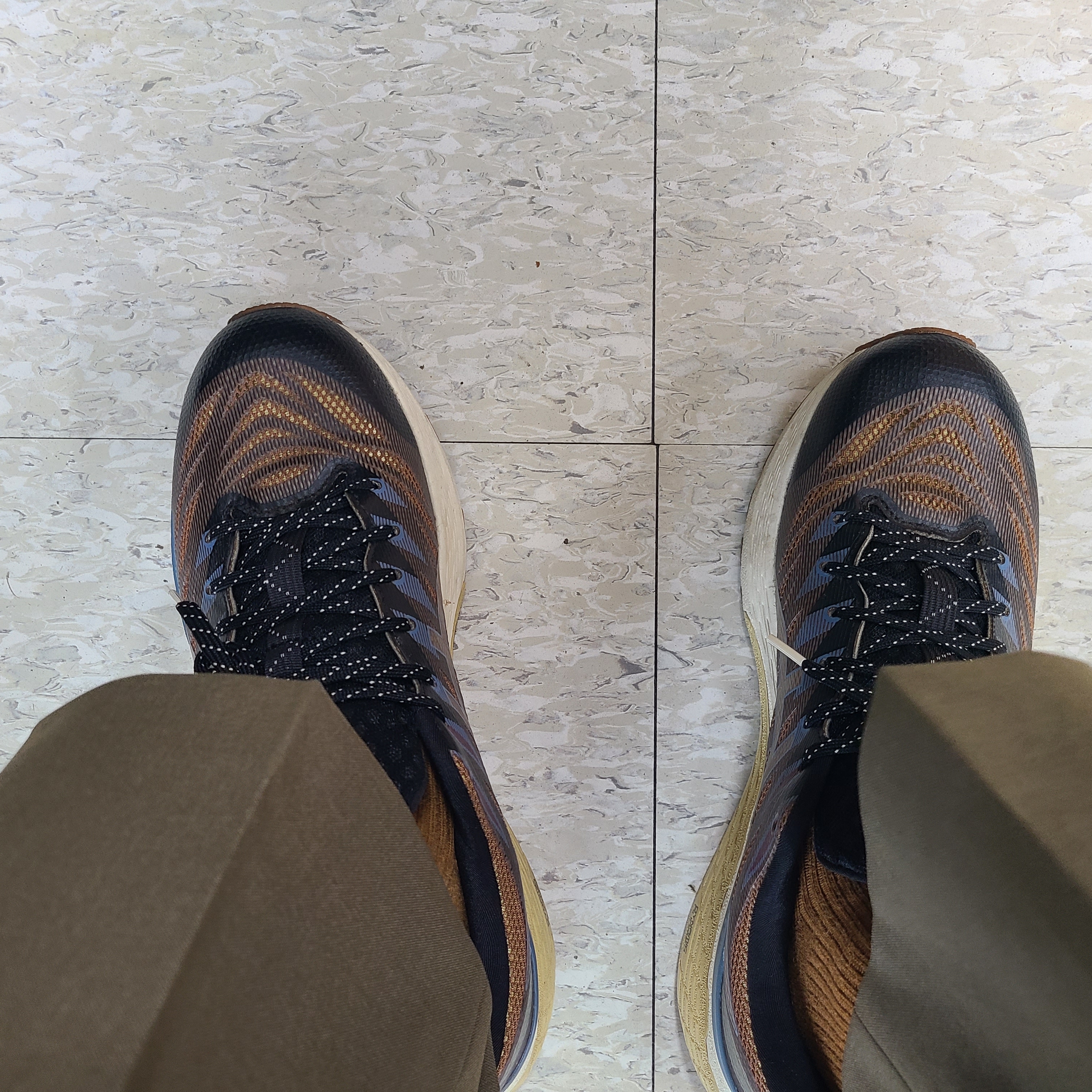 (W) Asics FN3-S Gel-Kayano 28 Anthracite Antique Gold 착용 스타일