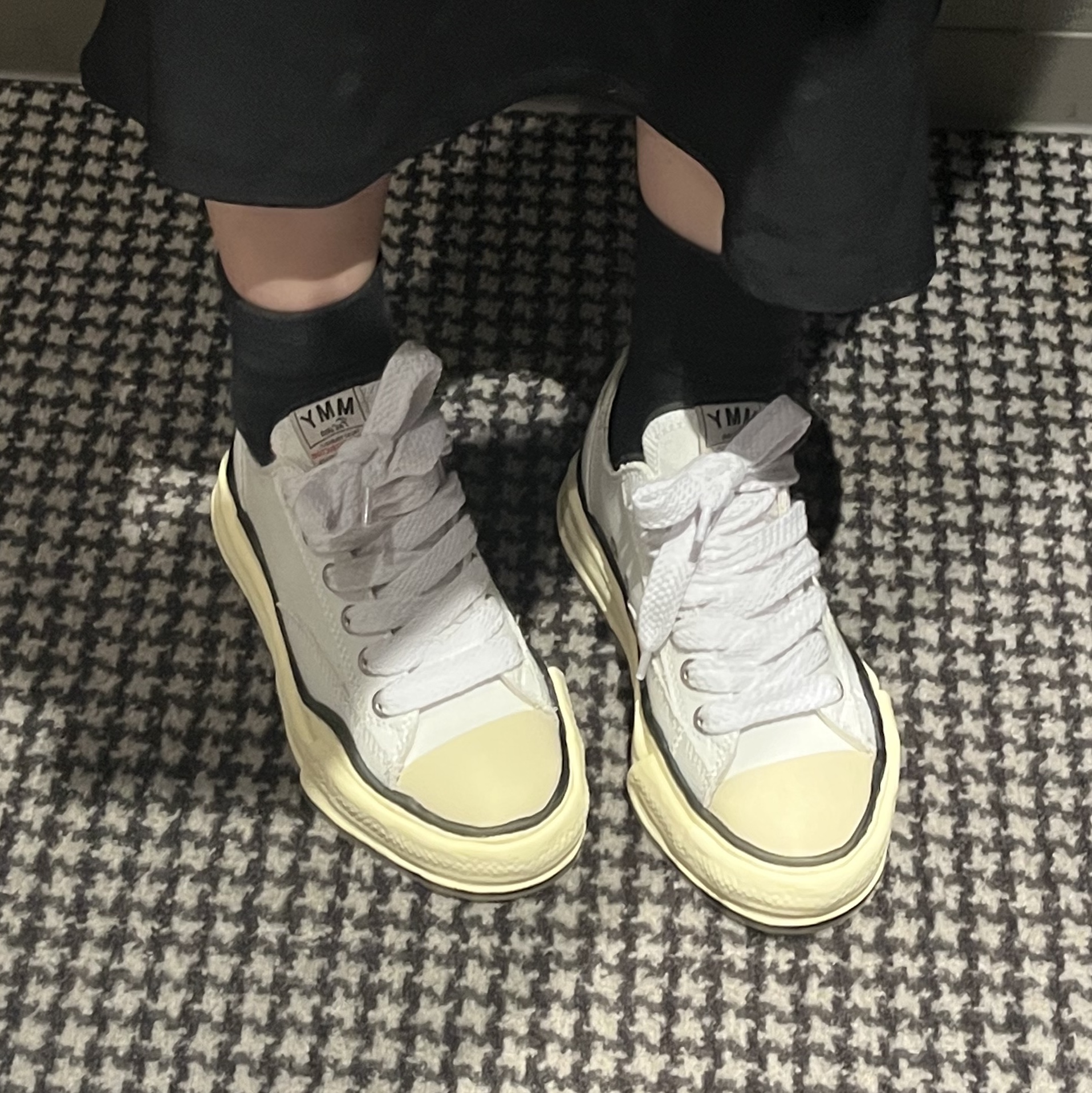 Maison Mihara Yasuhiro Wayne OG Sole Leather Low-top Sneakers Gray White, Maison Mihara Yasuhiro Hank VL OG Sole Canvas Low-top Sneakers Black 착용 스타일 - 3