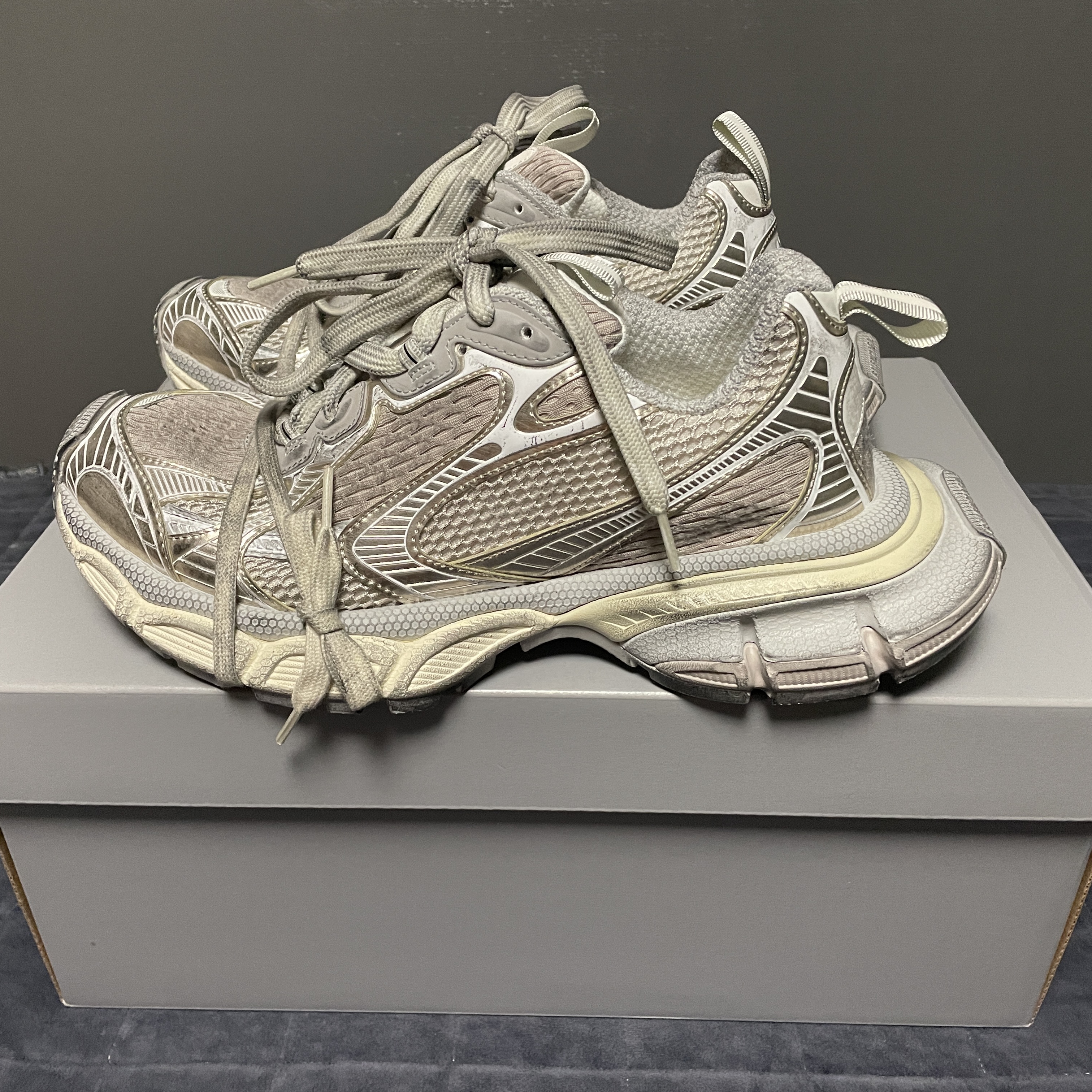 Balenciaga 3XL Sneakers Light Beige 착용 스타일 - 2
