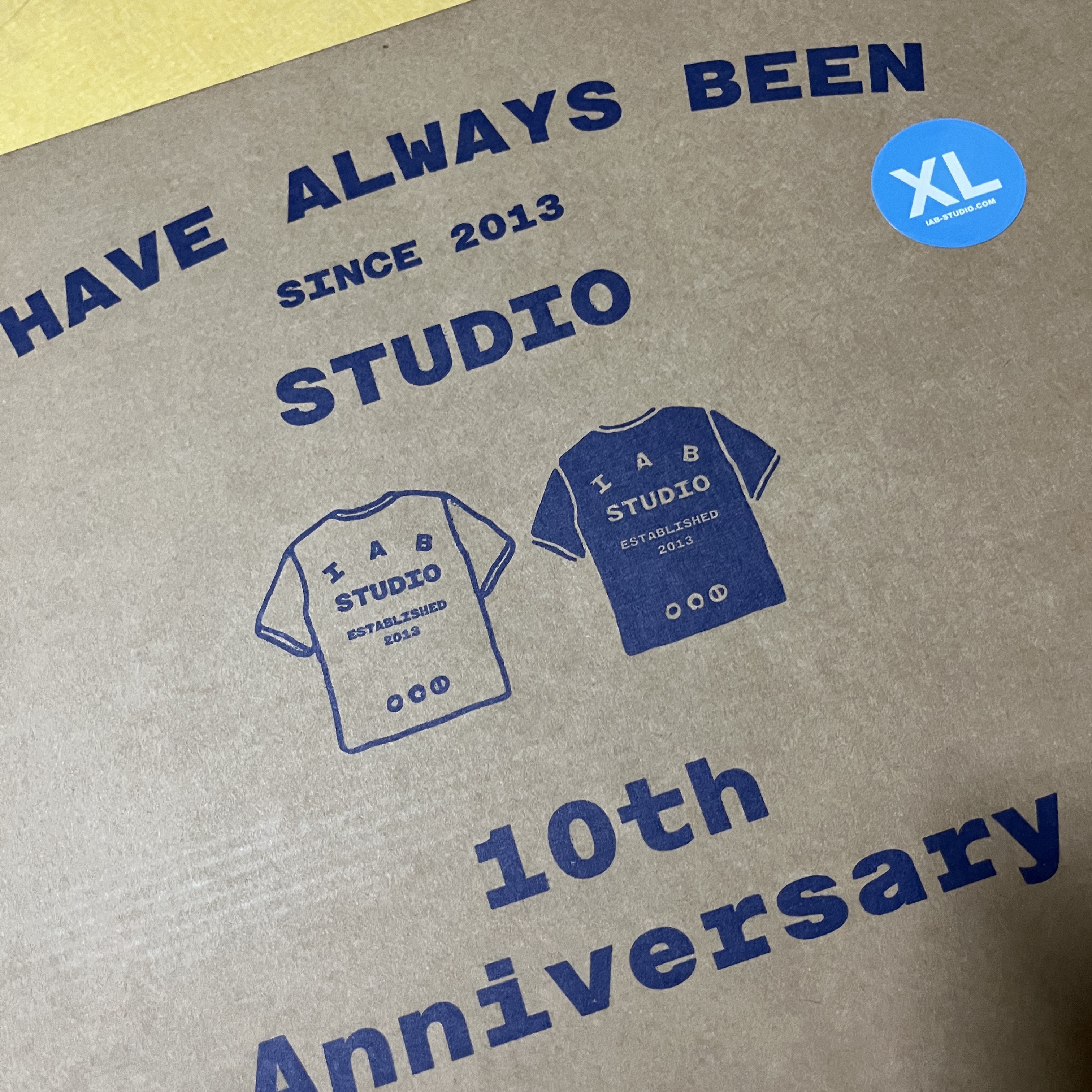 IAB Studio 10th Anniversary T-Shirts Pack White & Black (2 Pack) 착용 스타일 - 1