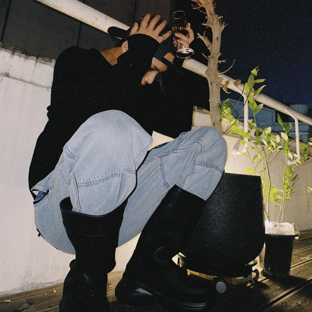Balenciaga x Crocs Rubber Boot Black 착용 스타일 - 3