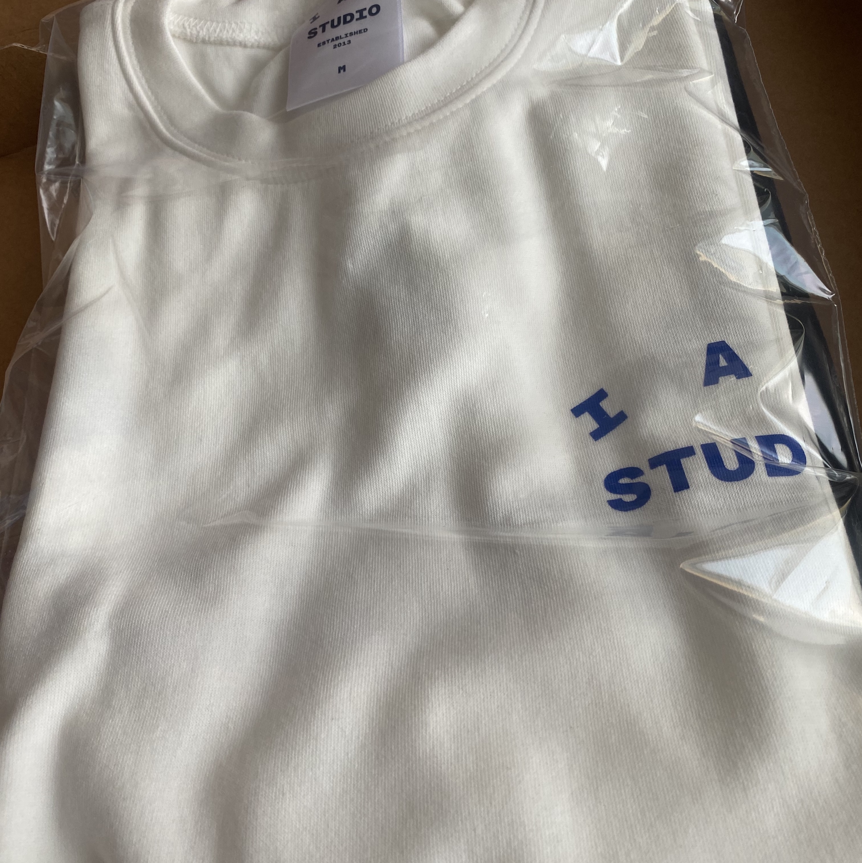IAB Studio 10th Anniversary T-Shirts Pack White & Black (2 Pack) 착용 스타일 - 2