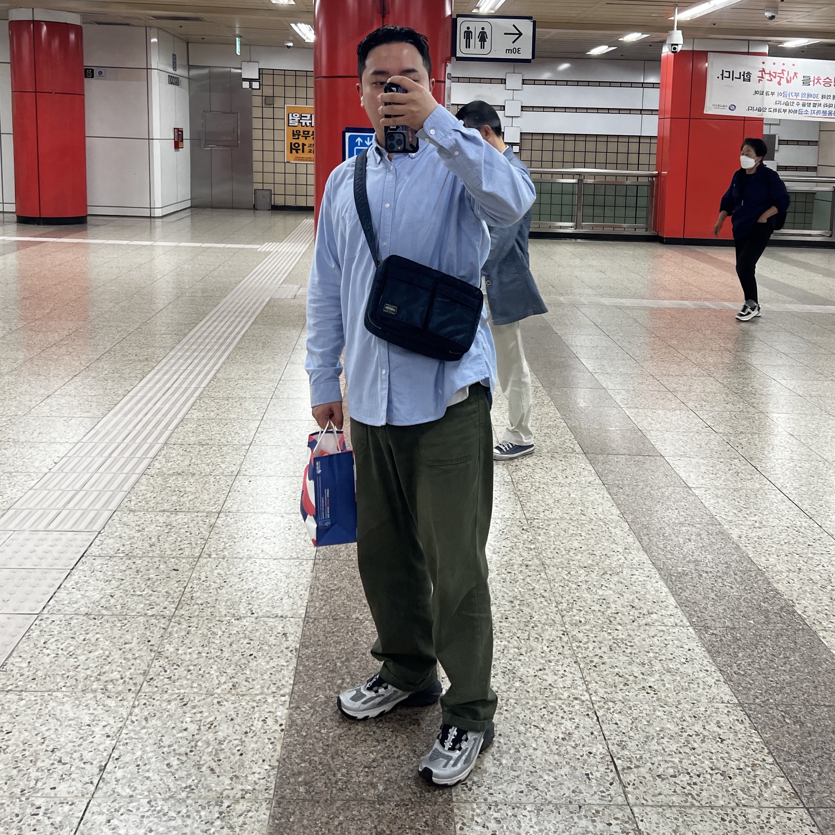Salomon Speedverse PRG Silver Frost Grey Lunar Rock, Porter Tanker Shoulder Bag S Iron Blue 착용 스타일