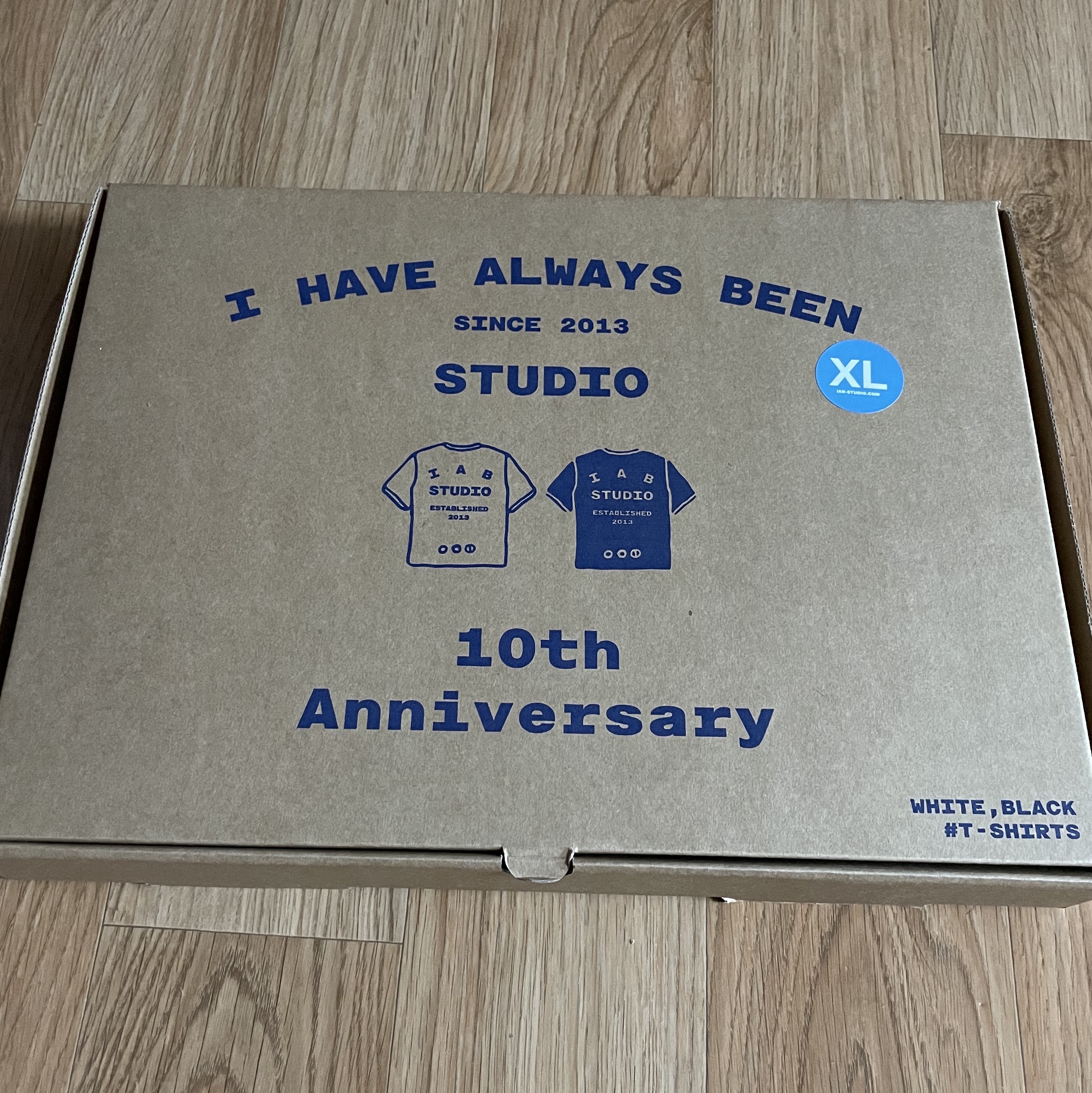 IAB Studio 10th Anniversary T-Shirts Pack White & Black (2 Pack) 착용 스타일 - 1