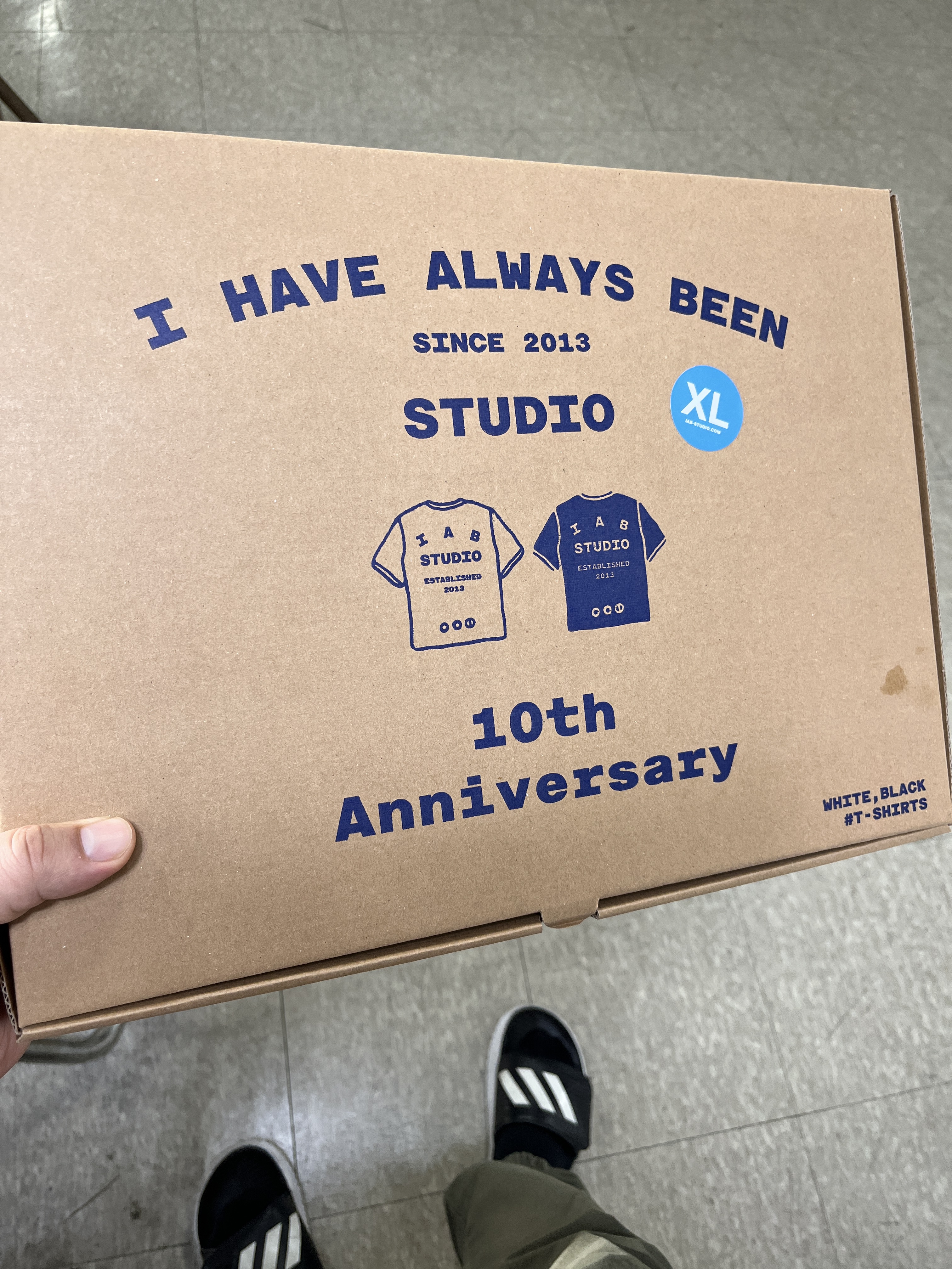 IAB Studio 10th Anniversary T-Shirts Pack White & Black (2 Pack), Adidas Alphabounce Slide Core Black Cloud White 착용 스타일 - 1