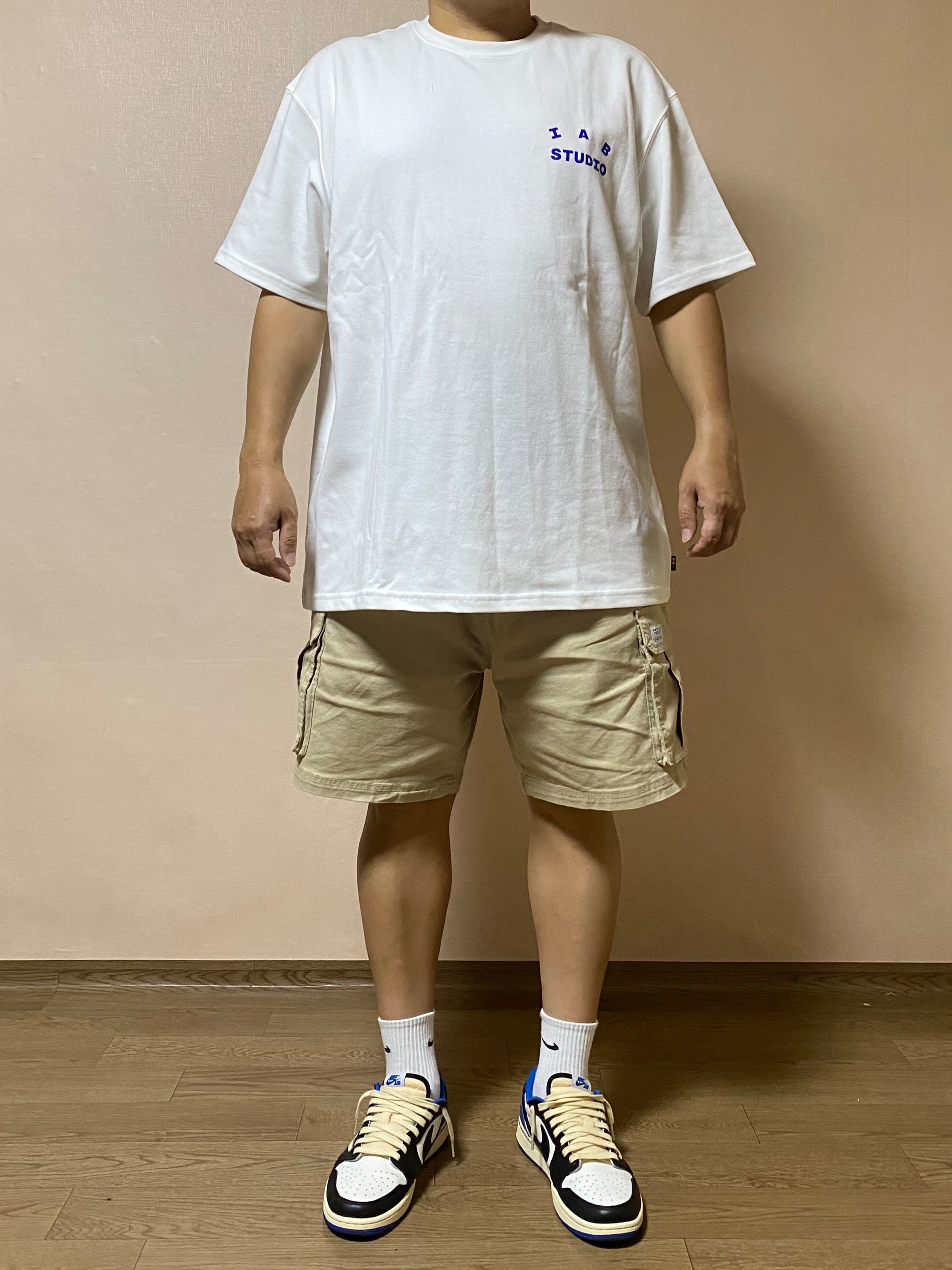IAB Studio 10th Anniversary T-Shirts Pack White & Black (2 Pack), Jordan 1 x Travis Scott x Fragment Retro Low OG SP Military Blue 착용 스타일 - 1
