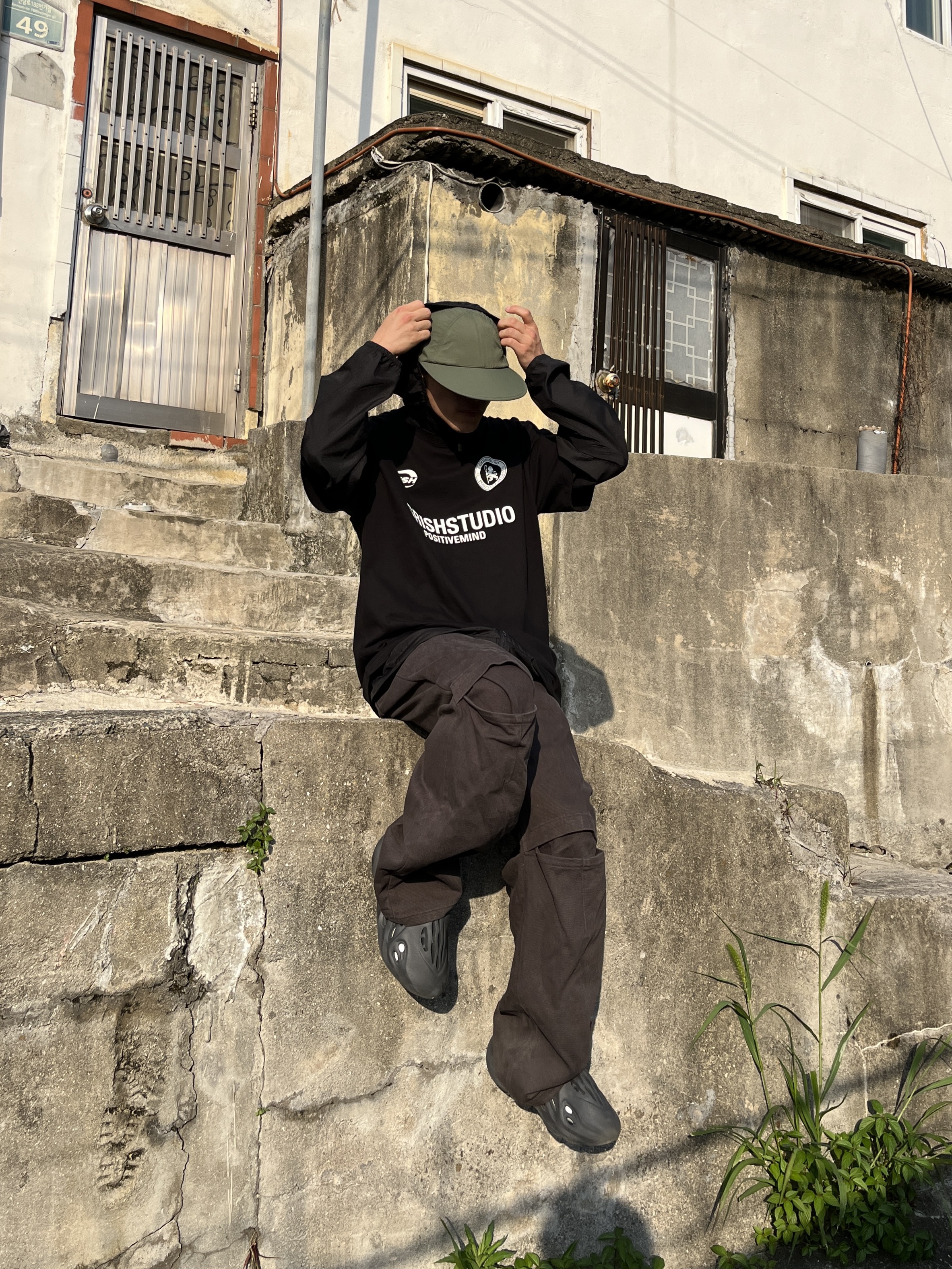 Adidas Yeezy Foam RNNR Onyx 착용 스타일 - 1
