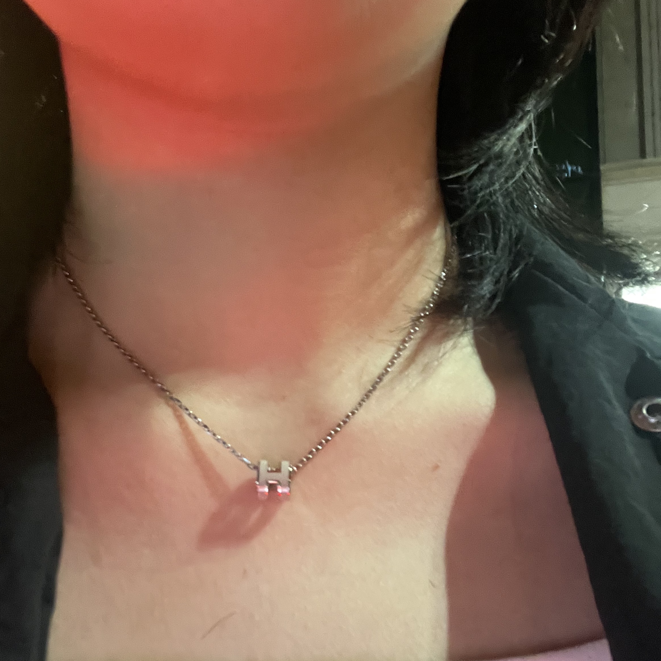 (W) Hermes Mini Pop H Pendant Palladium & Marron Glace 착용 스타일 - 1