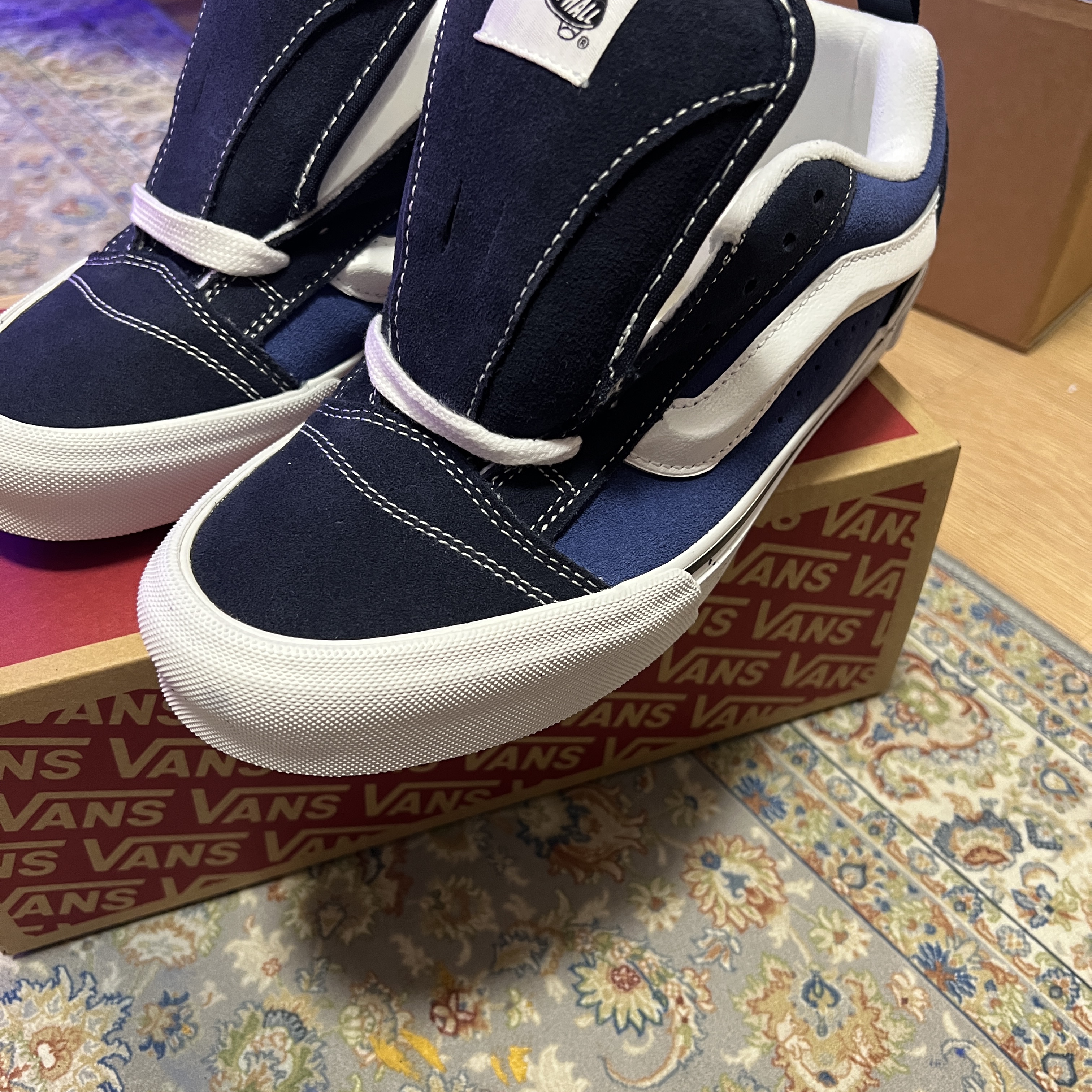 Vans Knu-Skool Navy True White 착용 스타일 - 2