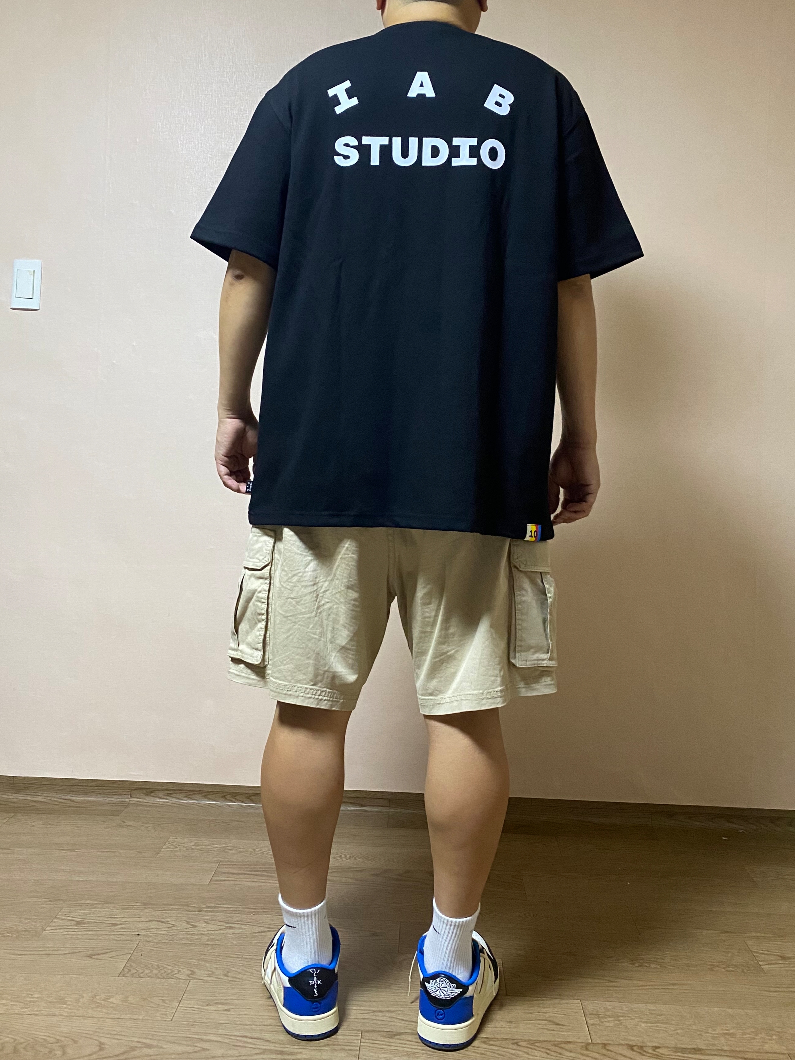 IAB Studio 10th Anniversary T-Shirts Pack White & Black (2 Pack), Jordan 1 x Travis Scott x Fragment Retro Low OG SP Military Blue 착용 스타일 - 4