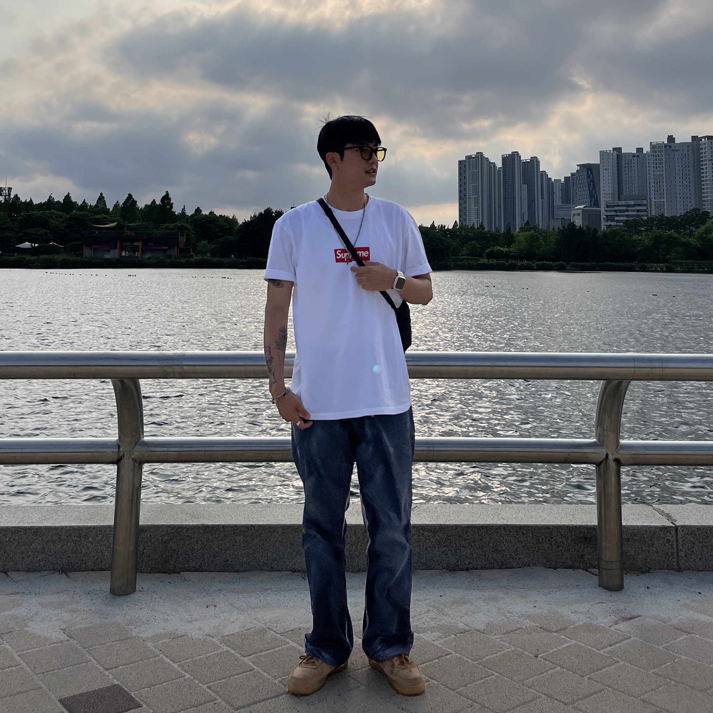 Supreme West Hollywood Box Logo T-Shirt White - 23SS, Typing Mistake Digital Washed Denim Pants Black - 22FW 착용 스타일 - 1