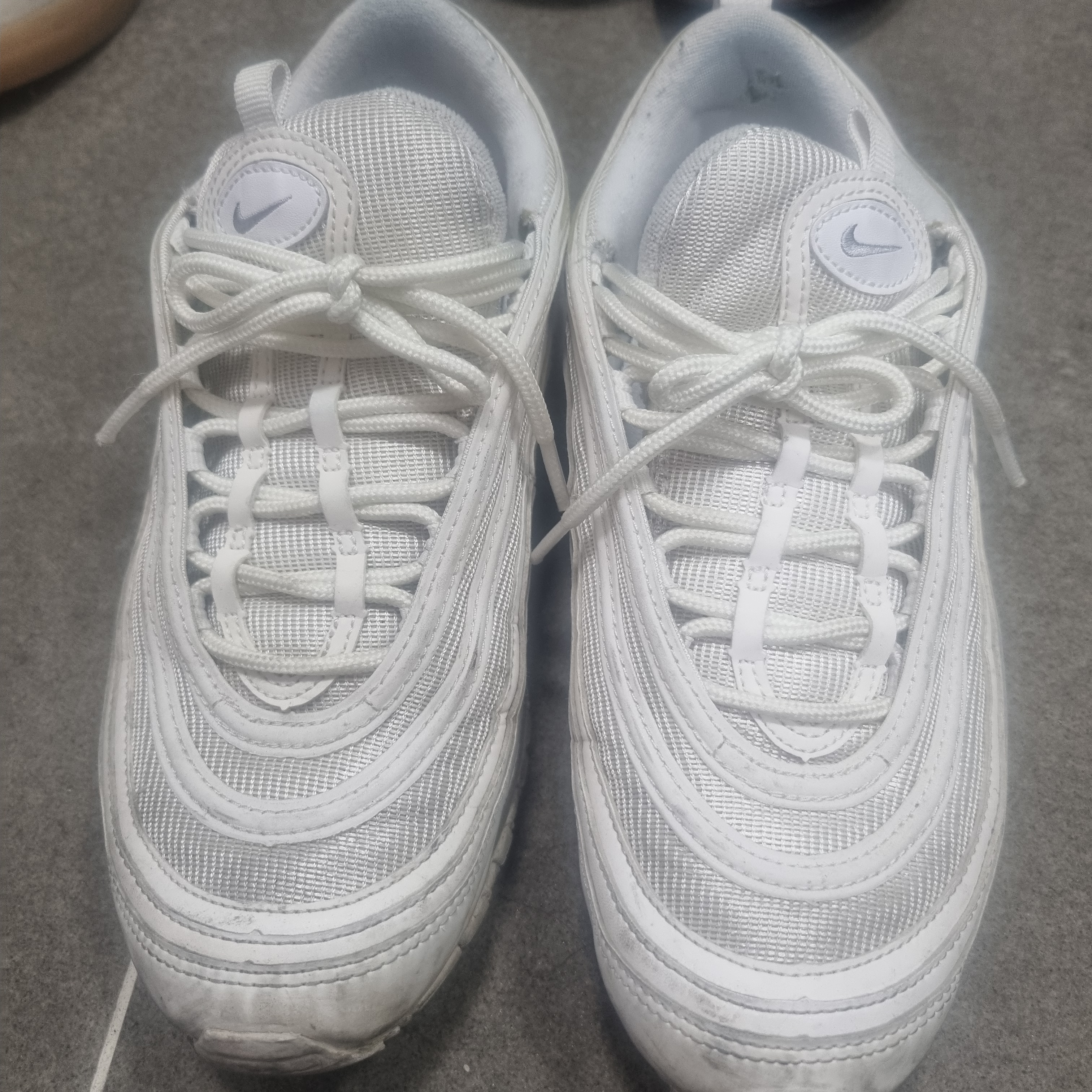 (W) Nike Air Max 97 White Pure Platinum, Nike Air Max 97 Triple White Wolf Grey 착용 스타일 - 1