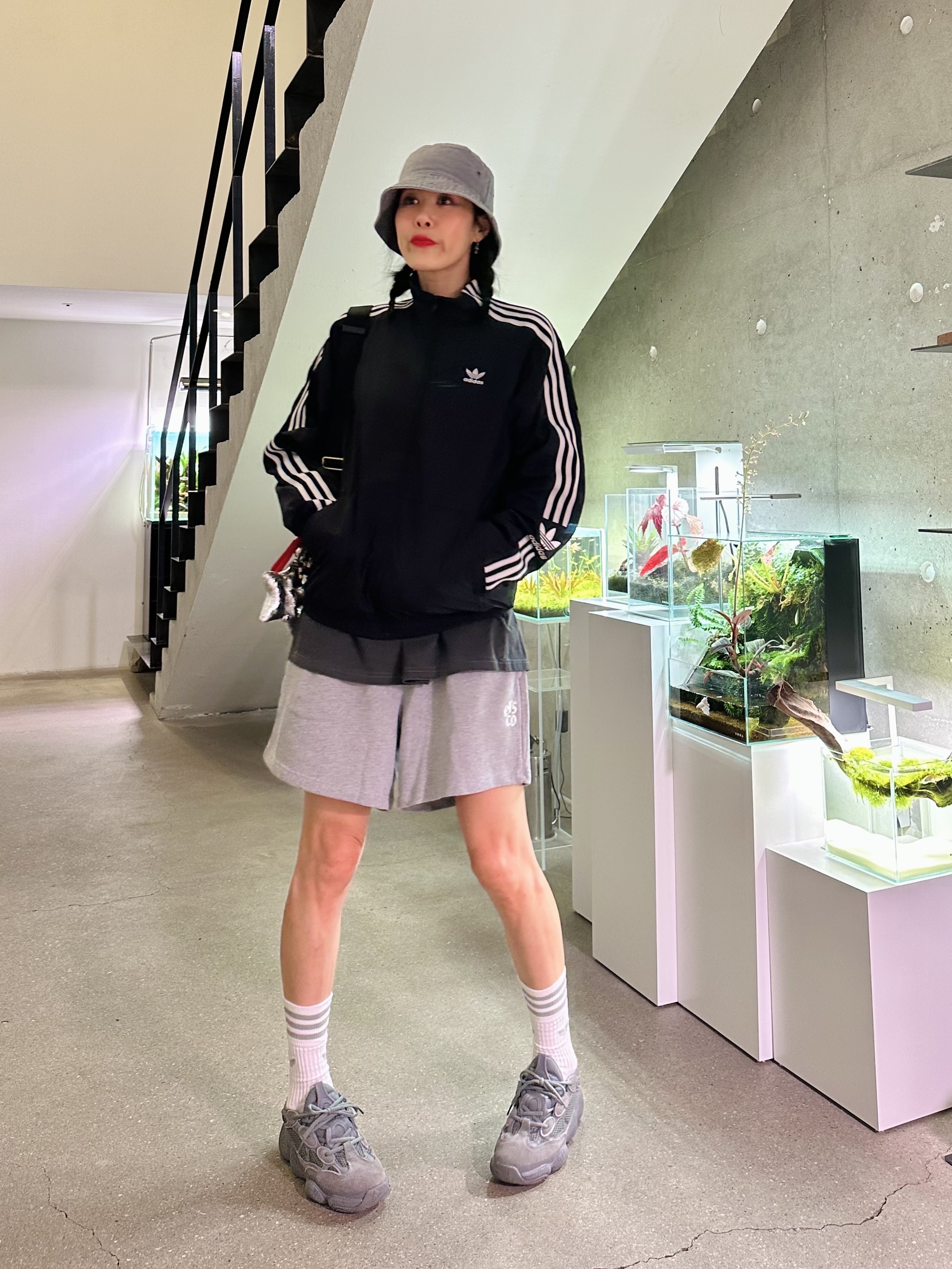 Adidas Yeezy 500 Granite, Supreme Webbing Keychain Red - 23SS 착용 스타일 - 1