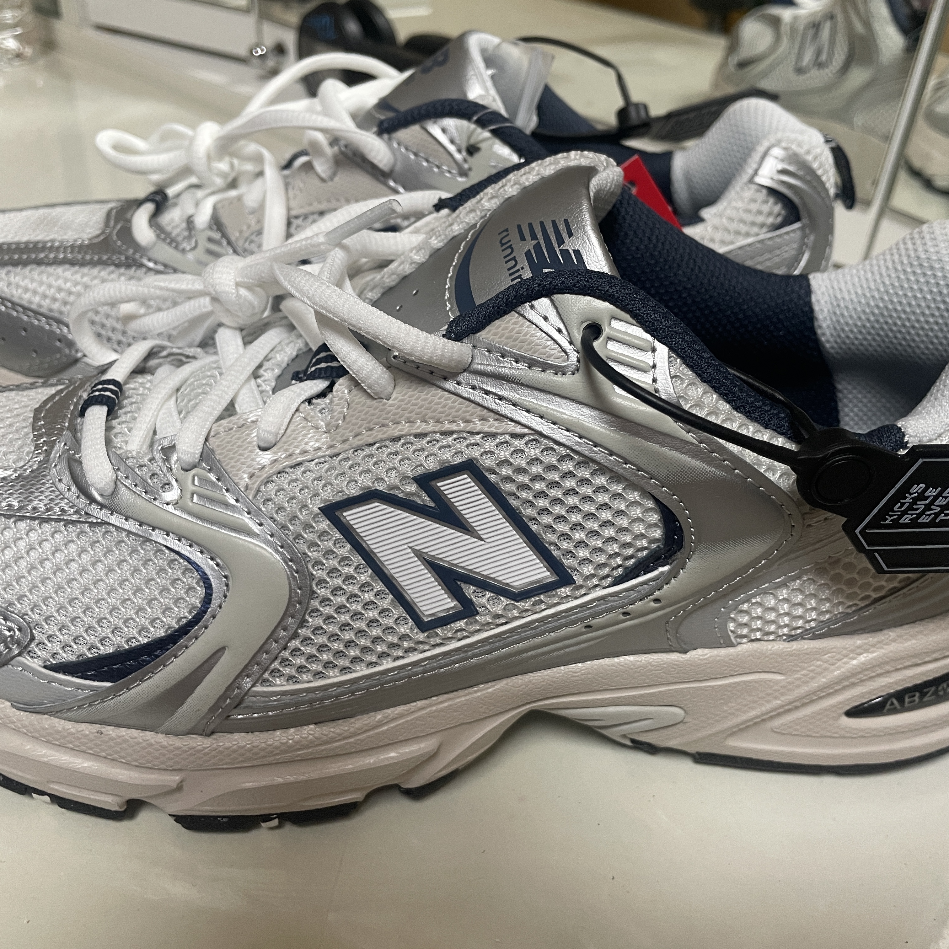New Balance 530 Steel Grey 착용 스타일 - 1