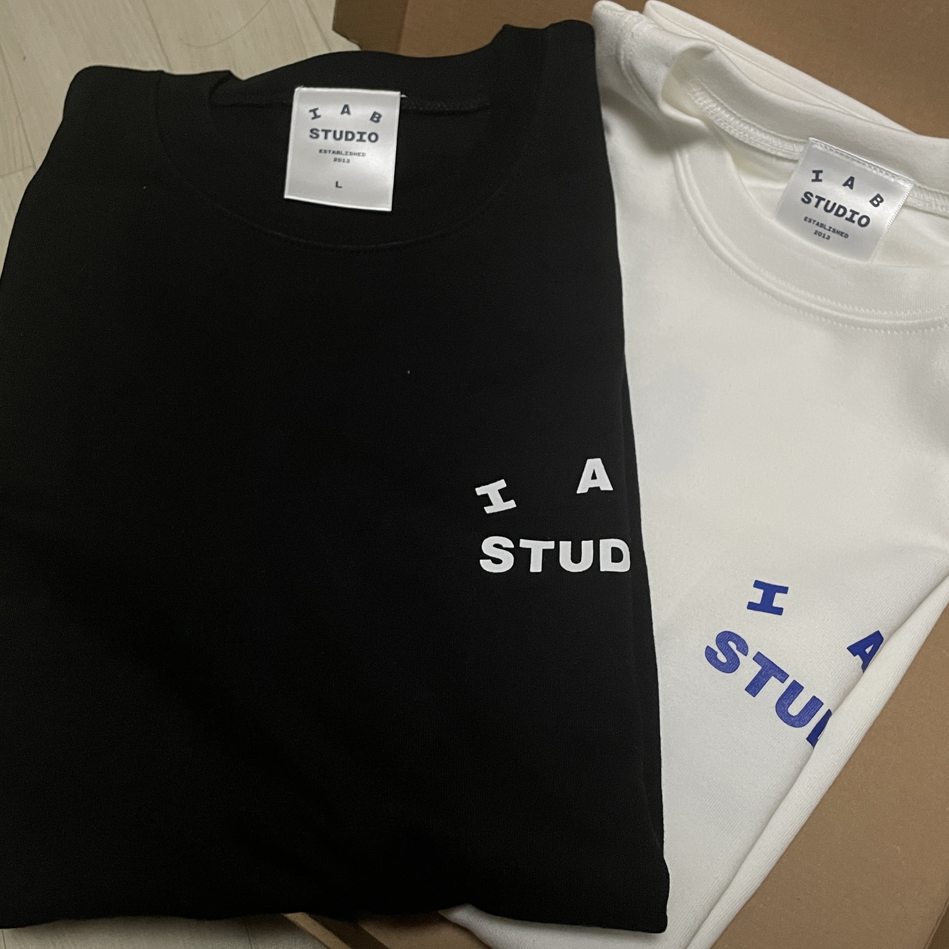 IAB Studio 10th Anniversary T-Shirts Pack White & Black (2 Pack) 착용 스타일