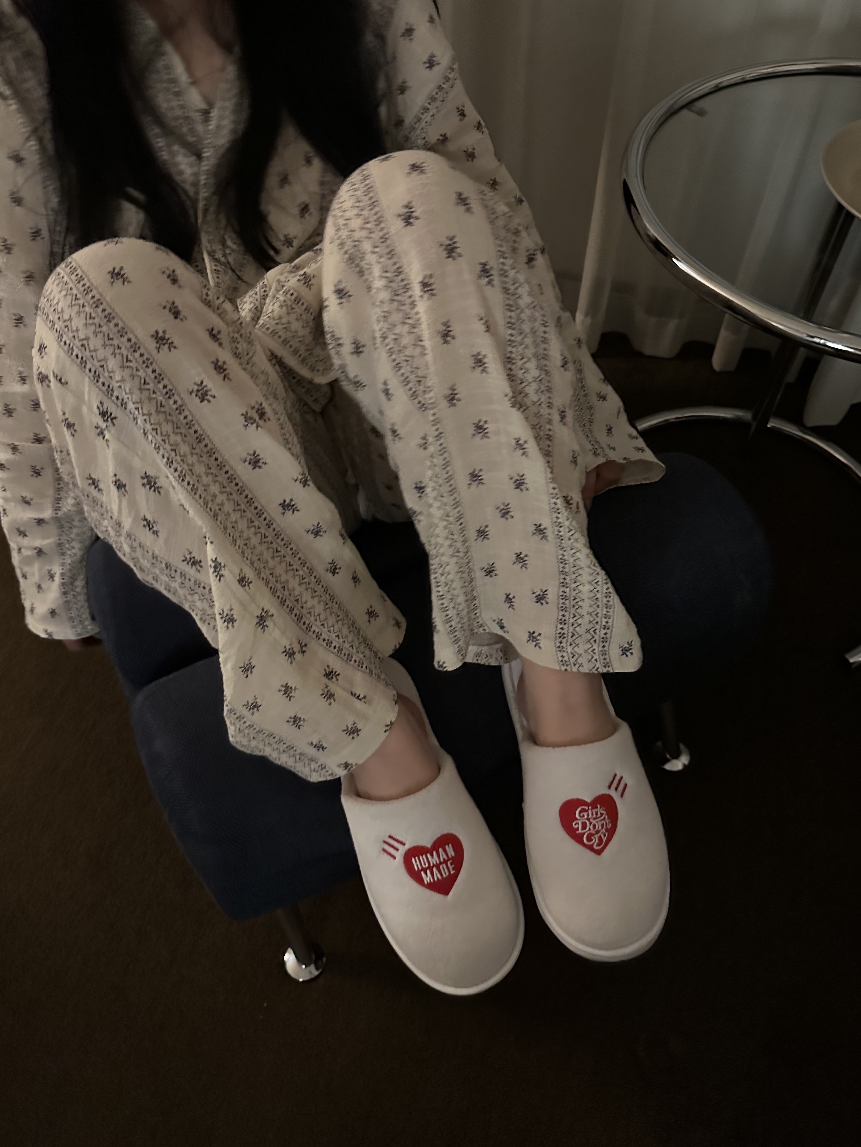 Human Made x Verdy Girls Don't Cry Room Slippers Red 착용 스타일 - 1