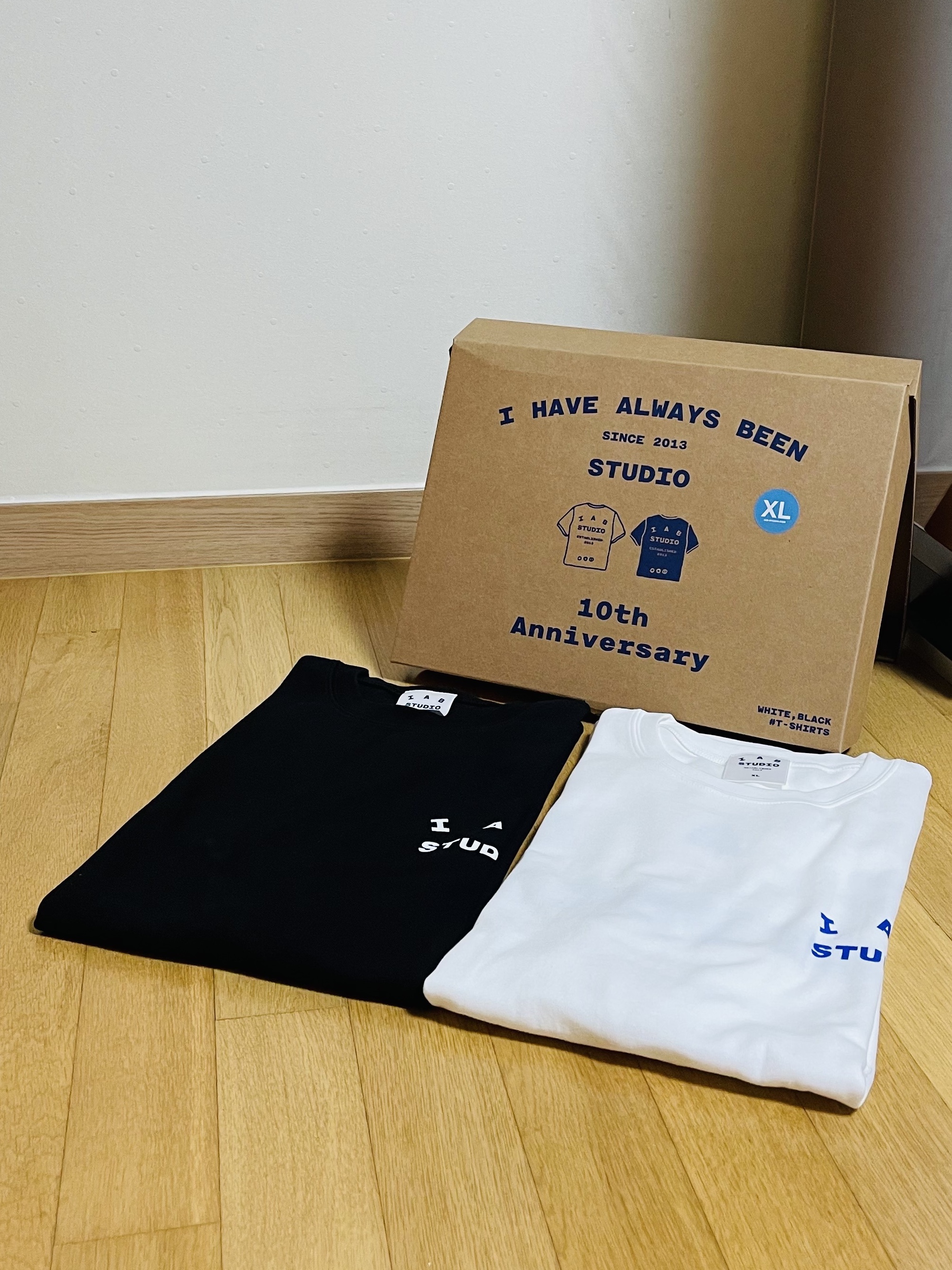 IAB Studio 10th Anniversary T-Shirts Pack White & Black (2 Pack) 착용 스타일