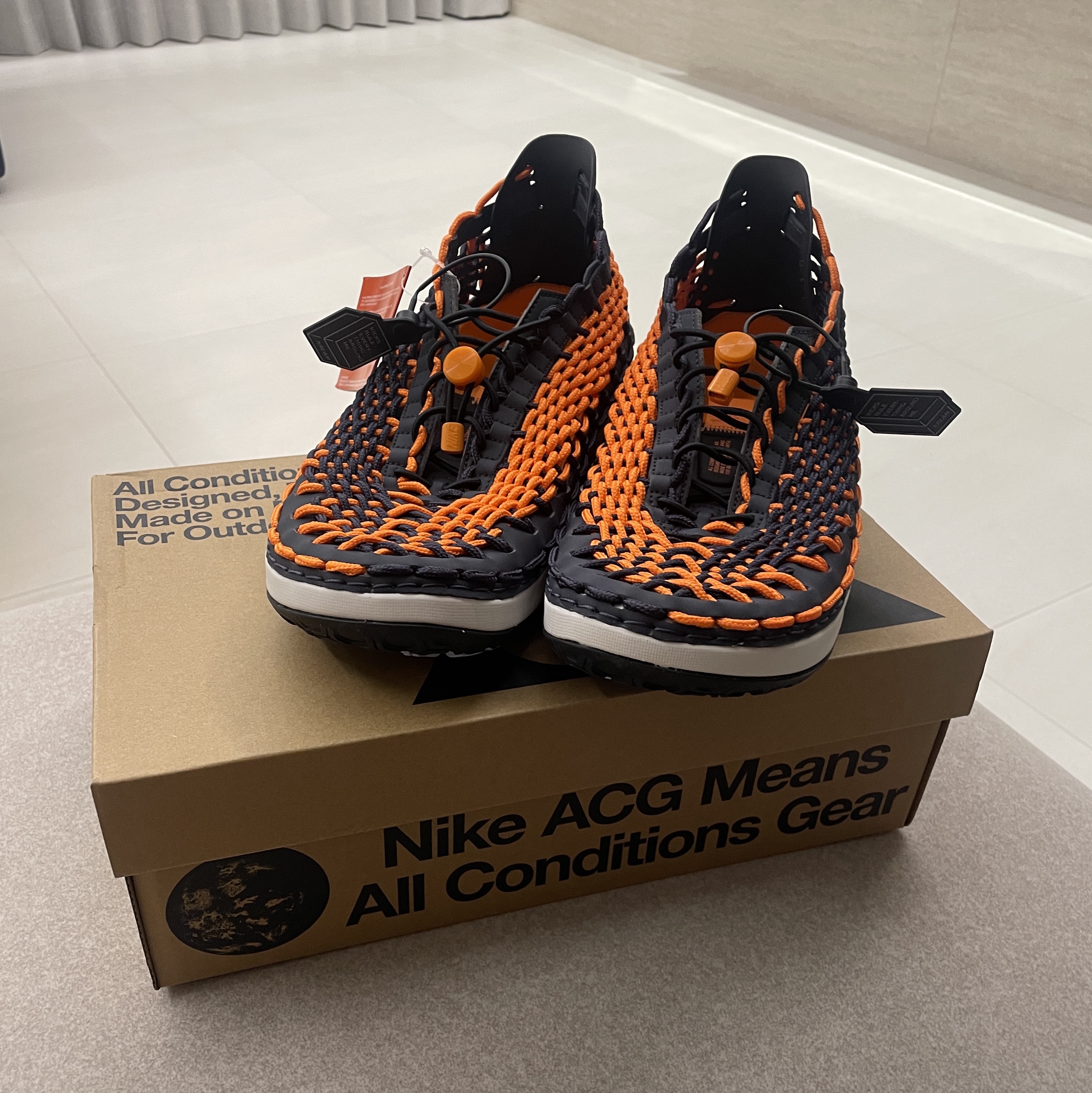 Nike ACG Watercat+ Bright Mandarin and Gridiron 착용 스타일