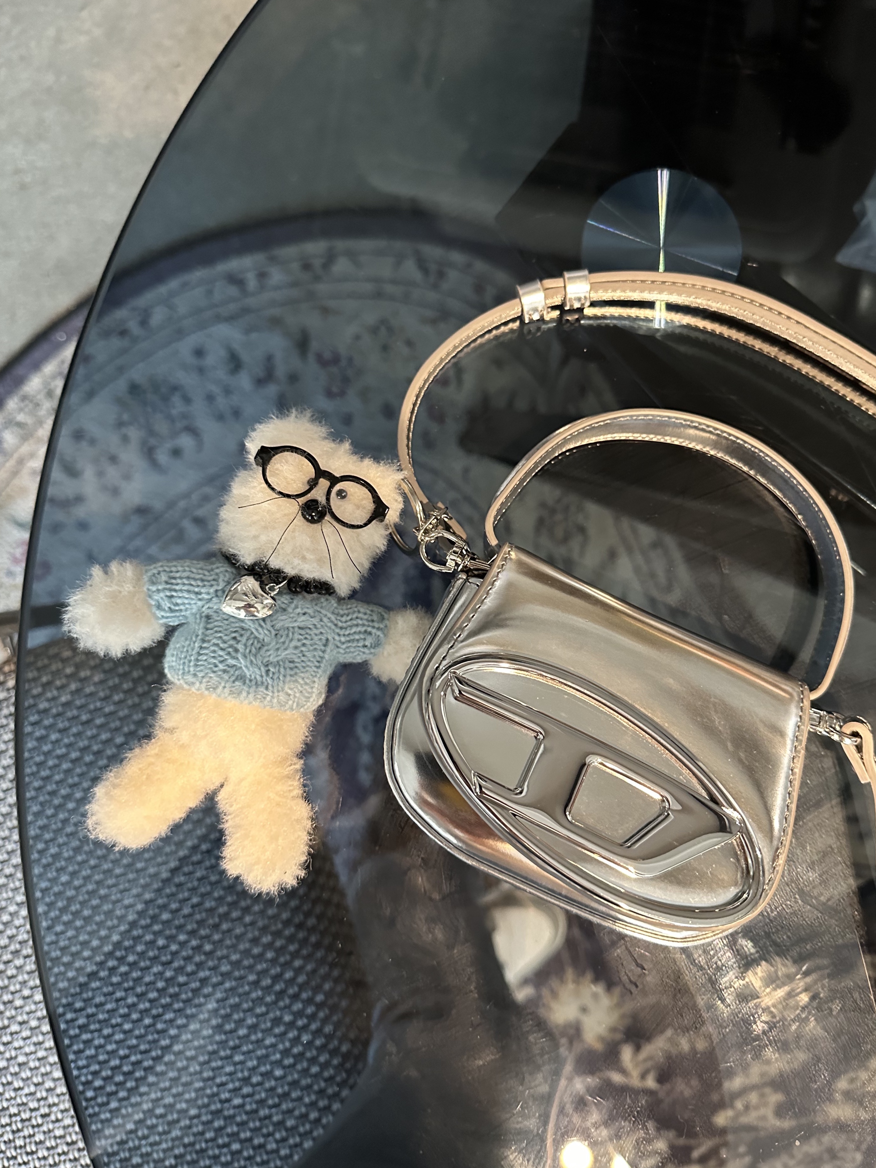 [KREAM 단독] Monamhee Creami Keyring Cream, Diesel 1DR Mini Bag in Mirrored Leather Silver 착용 스타일 - 4