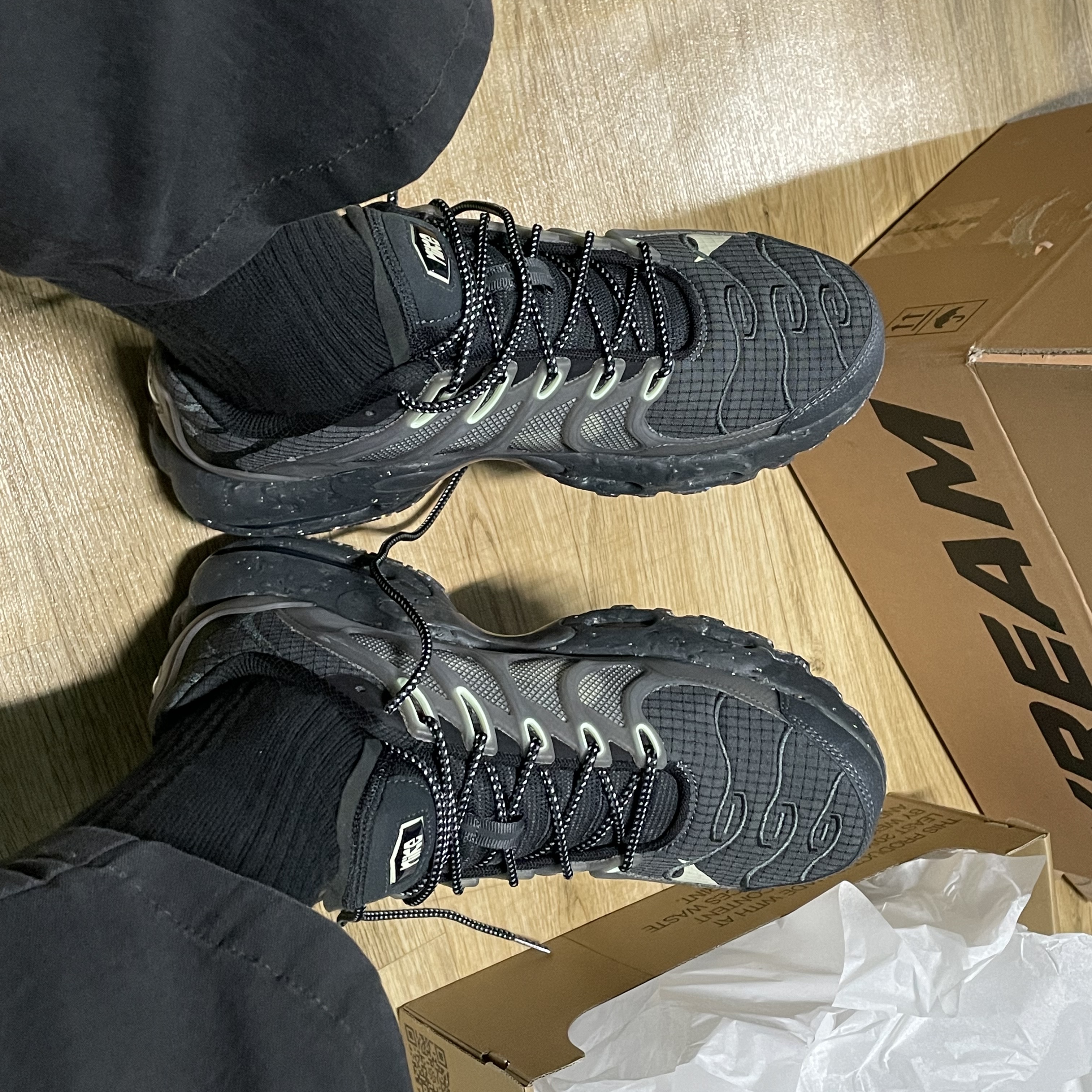 Nike Air Max Terrascape Plus Black and Lime 착용 스타일 - 1