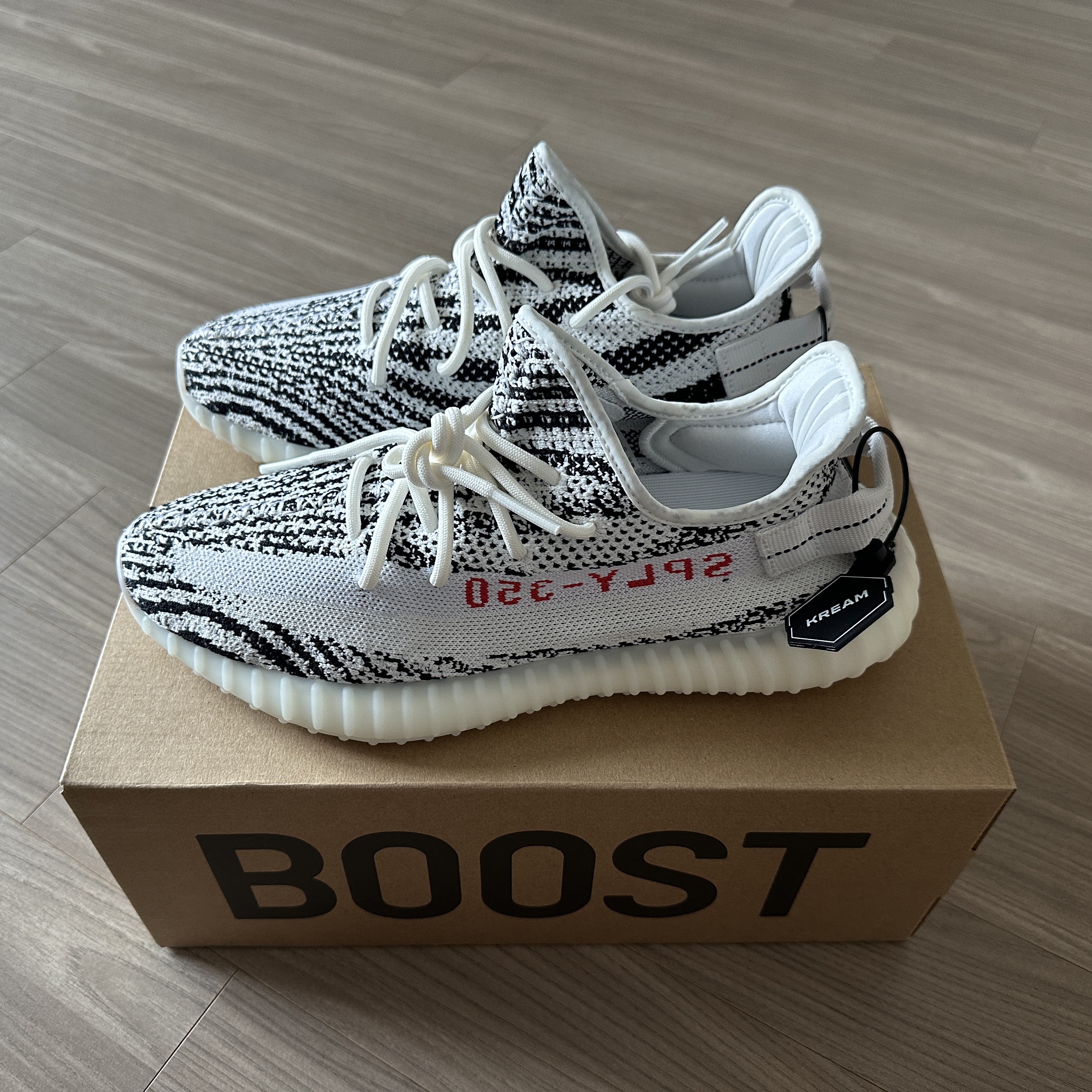 Adidas Yeezy Boost 350 V2 Zebra 2022/2023 착용 스타일 - 1