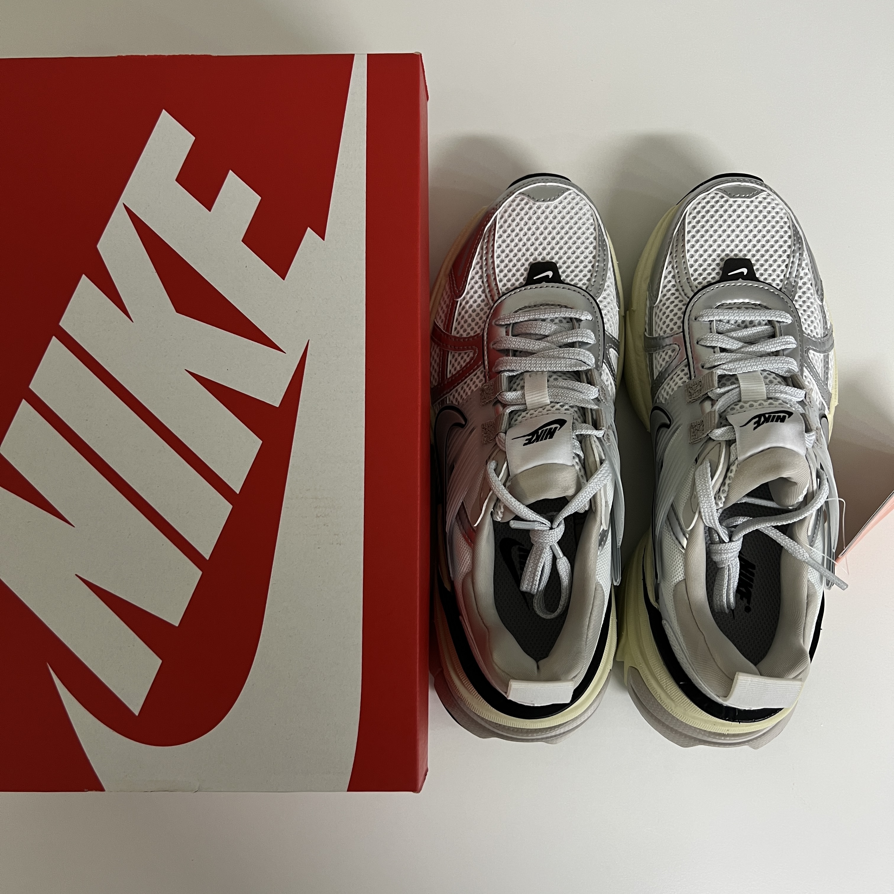 Nike V2K Run Summit White Metallic Silver 착용 스타일 - 1