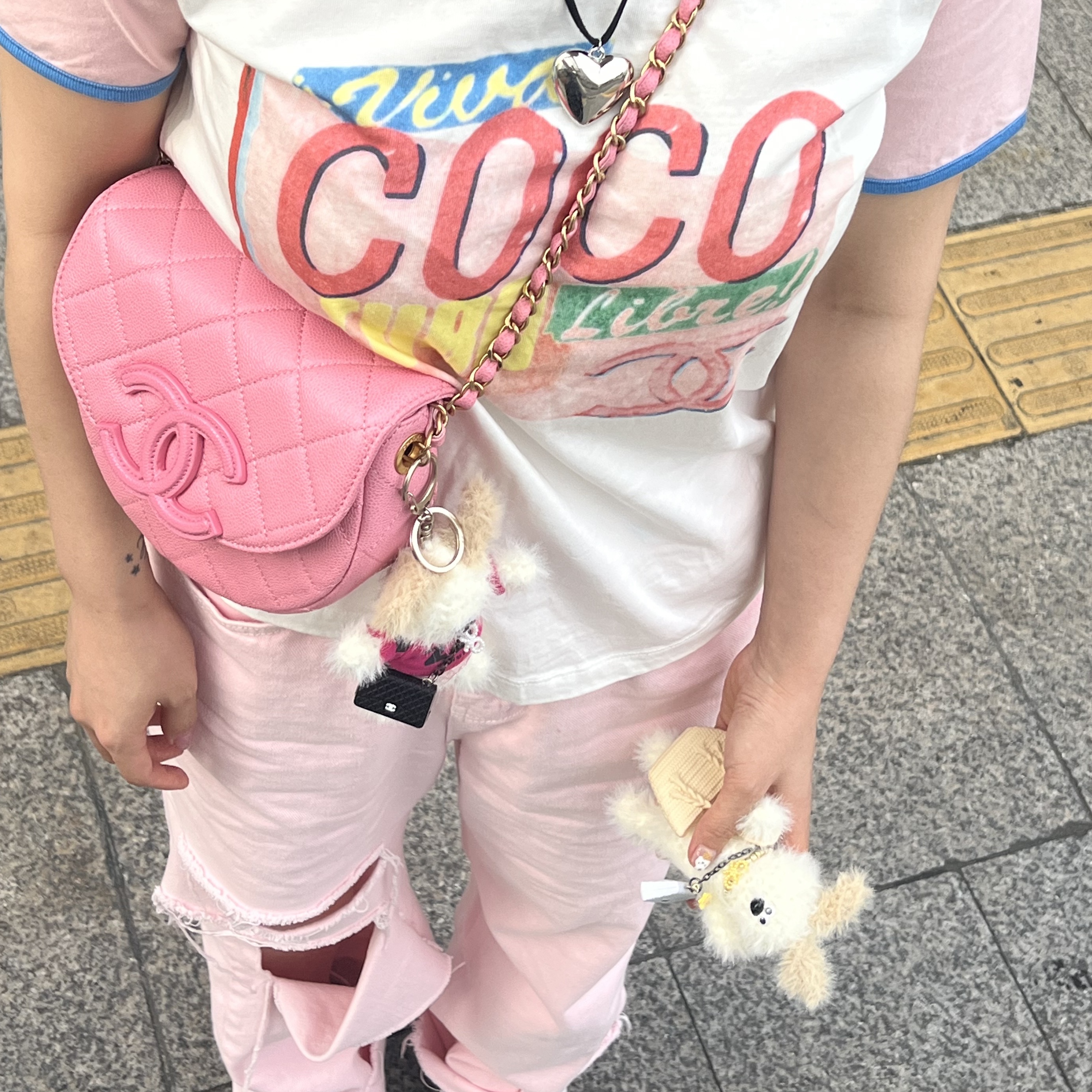 Margesherwood Wood Keyring with T-Shirt White Pink, Margesherwood Wood Keyring White 착용 스타일 - 4