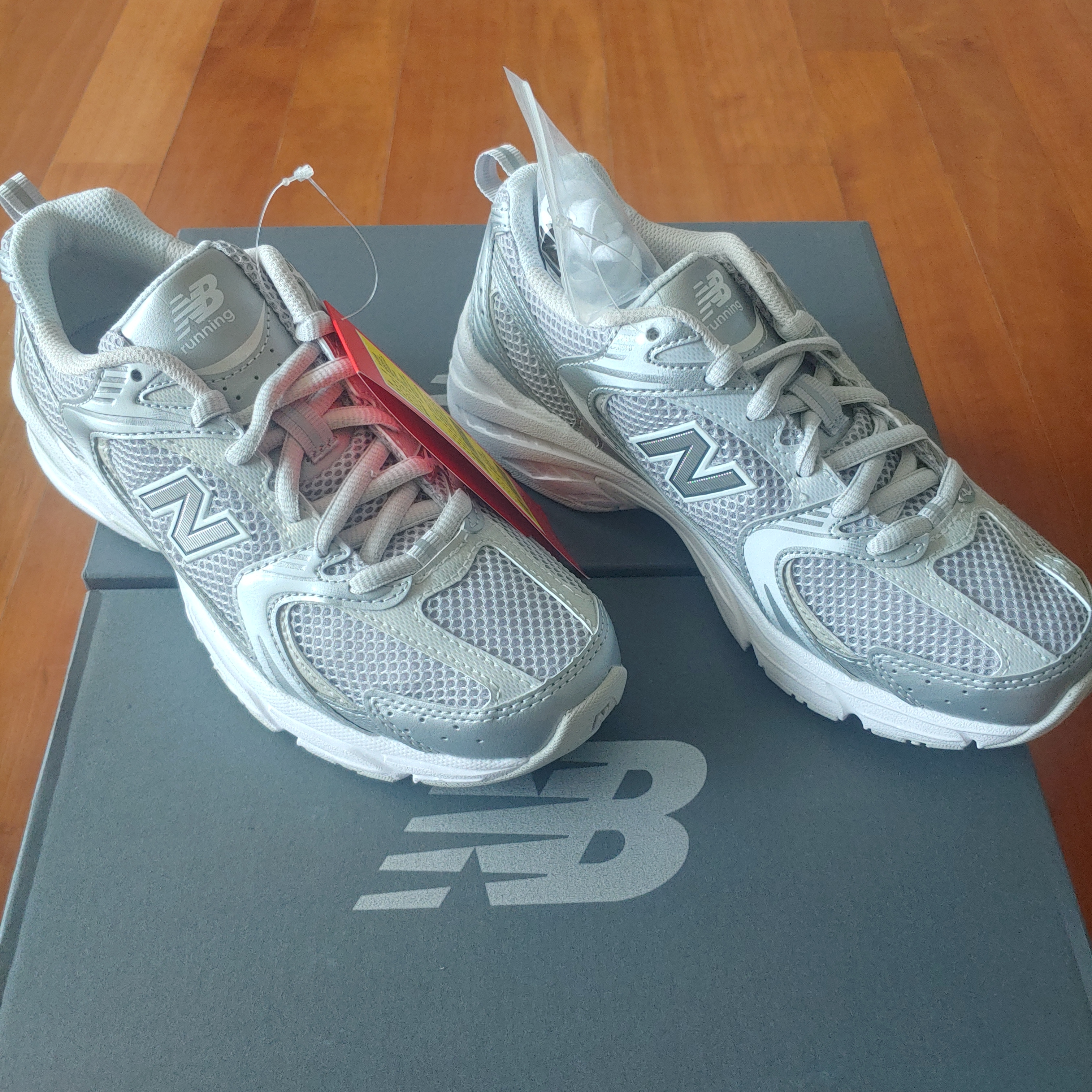 New Balance 530 Silver Grey 착용 스타일 - 1