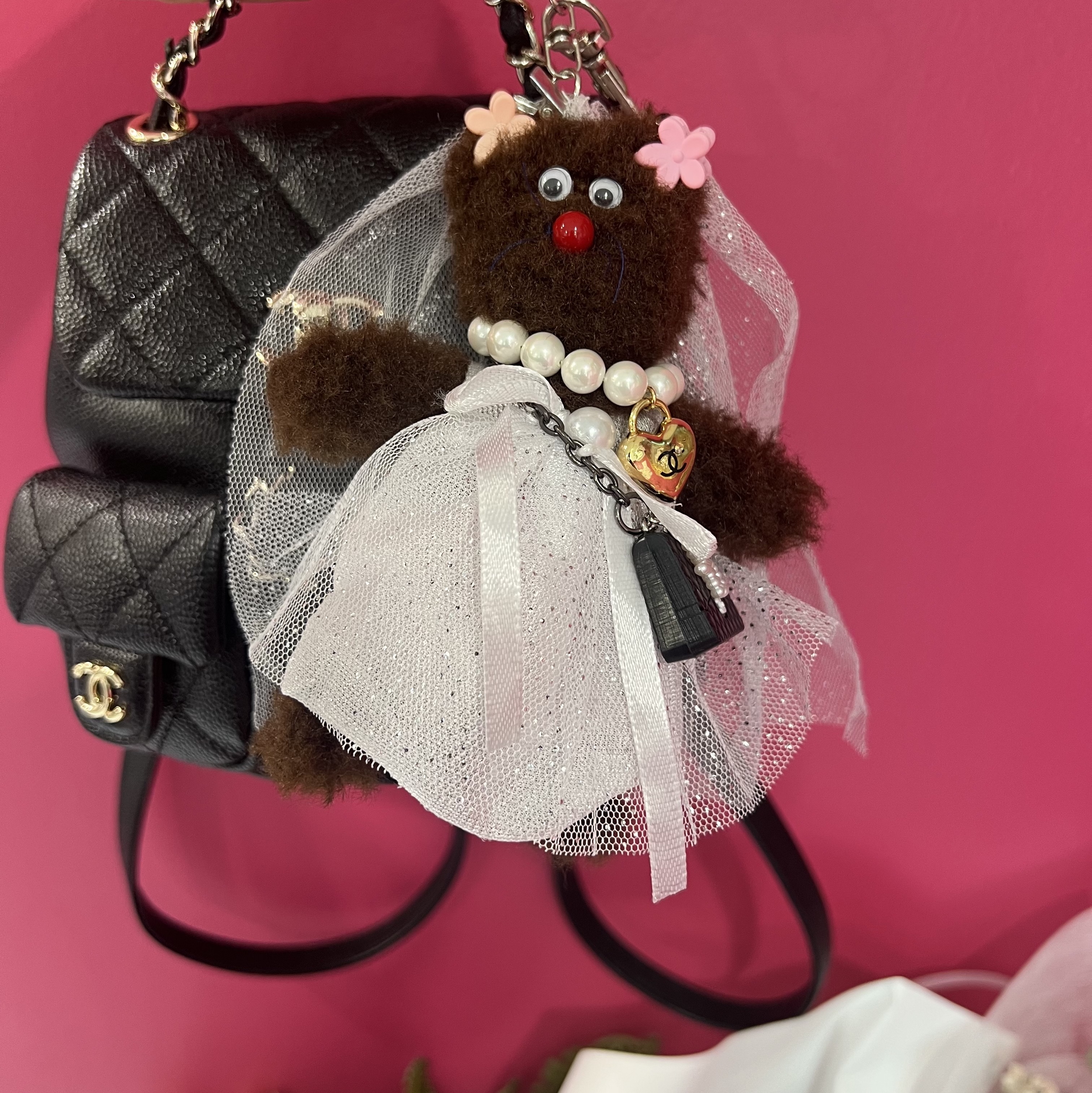 [KREAM 단독] Monamhee Bred Keyring with Pink Pants Brown, Chanel Small Backpack Grained Shiny Calfskin & Gold Black 착용 스타일 - 1