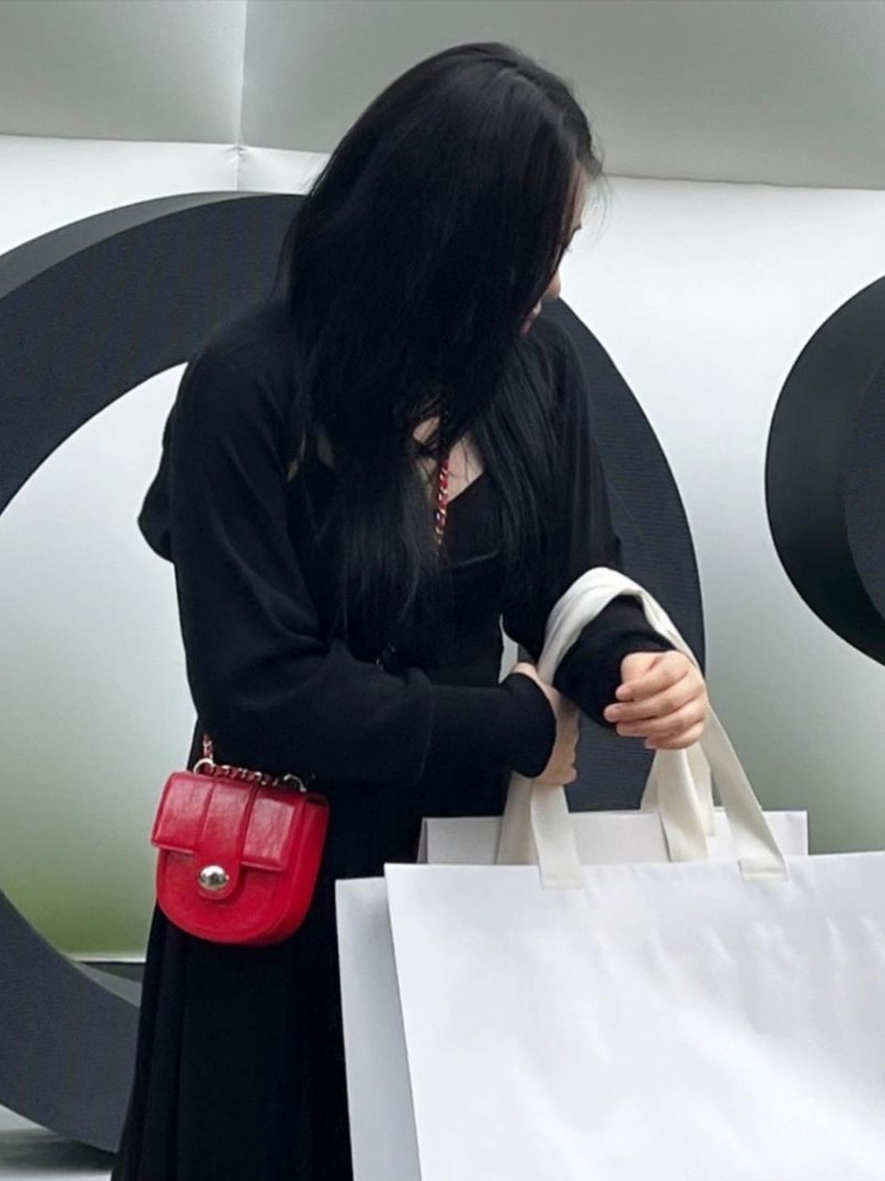 Cardinal Red Munk Bag Black, Cardinal Red Munk Bag Silver 착용 스타일