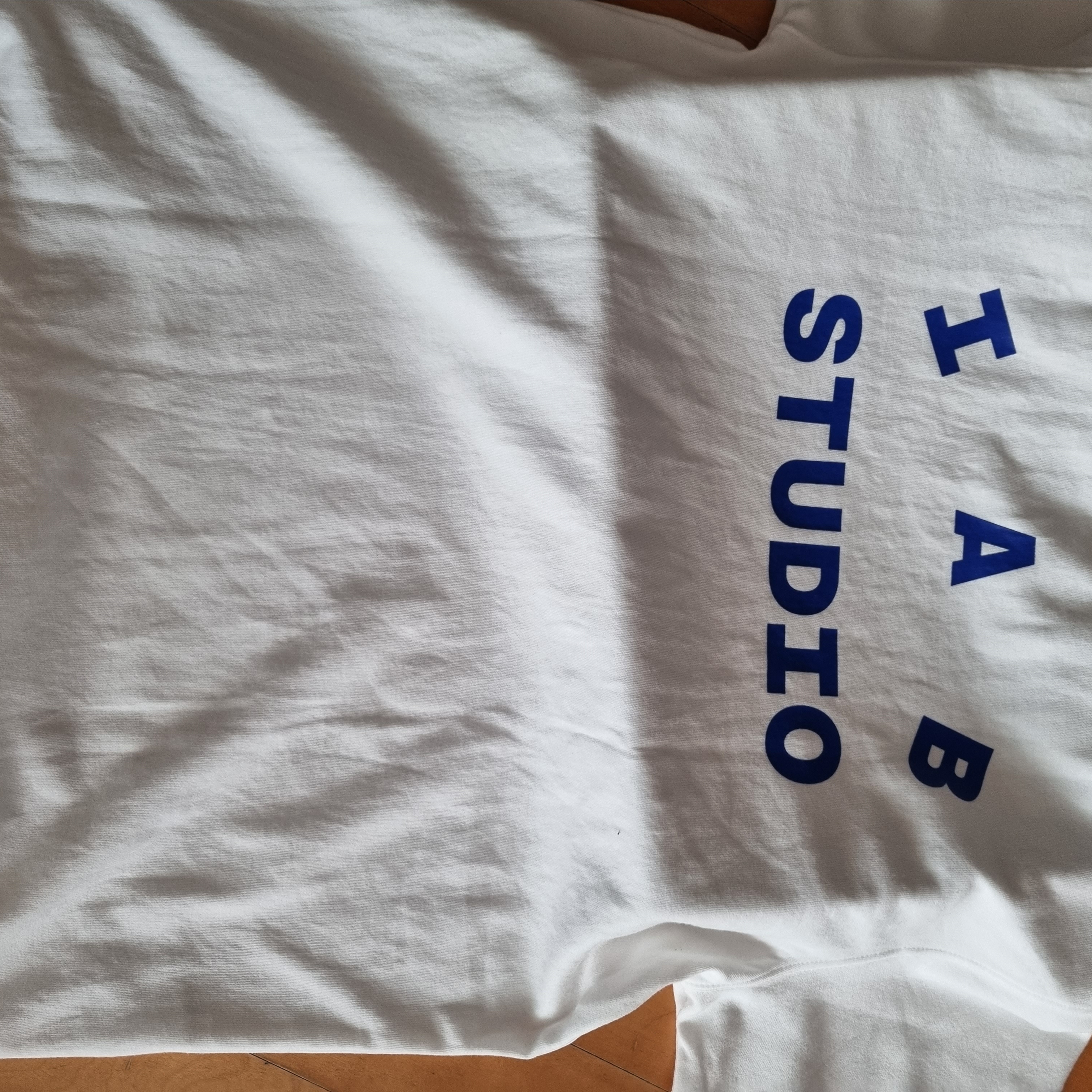 IAB Studio 10th Anniversary T-Shirts Pack White & Black (2 Pack) 착용 스타일 - 3