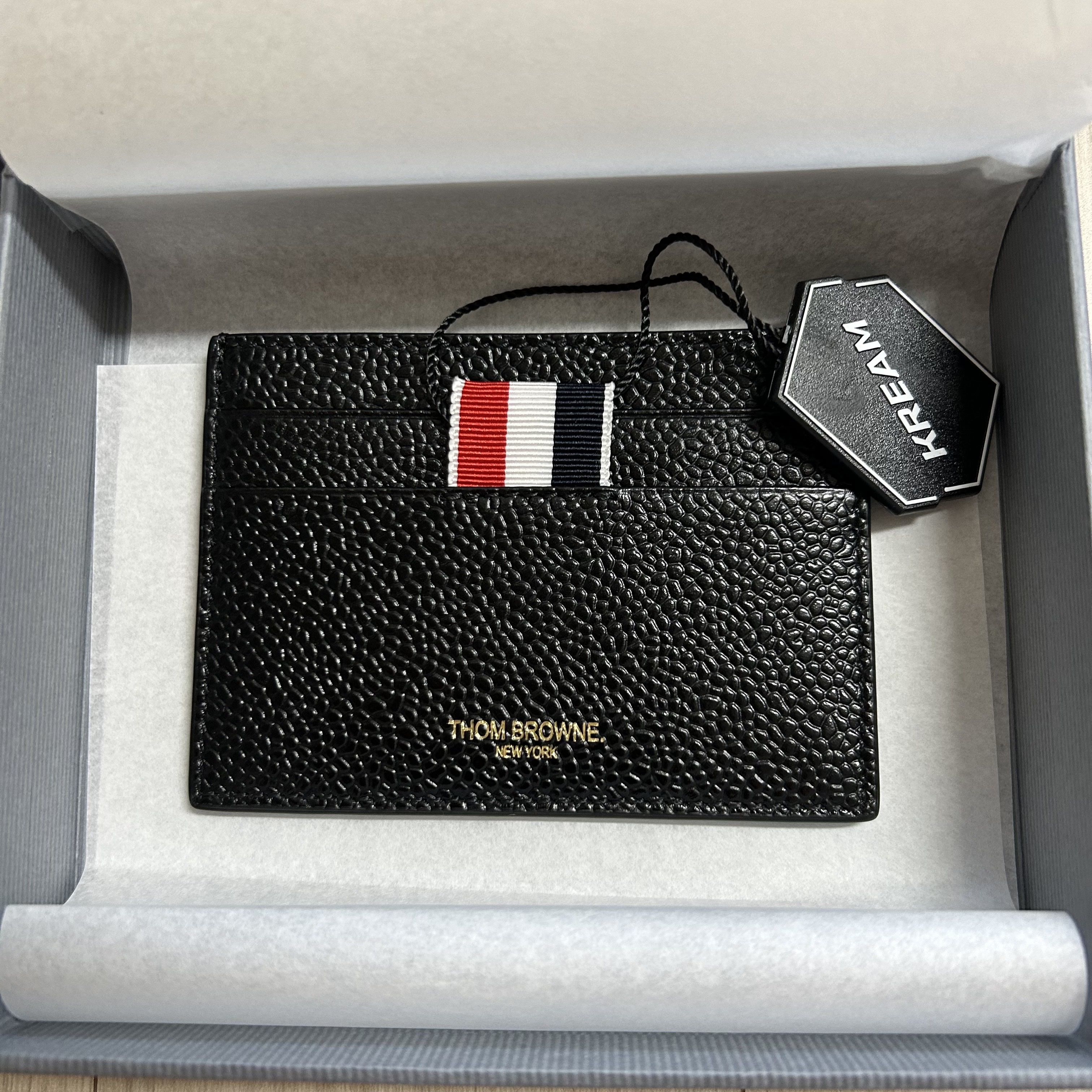 Thom Browne Pebble Grain Leather Stripe Single Card Holder Black 착용 스타일