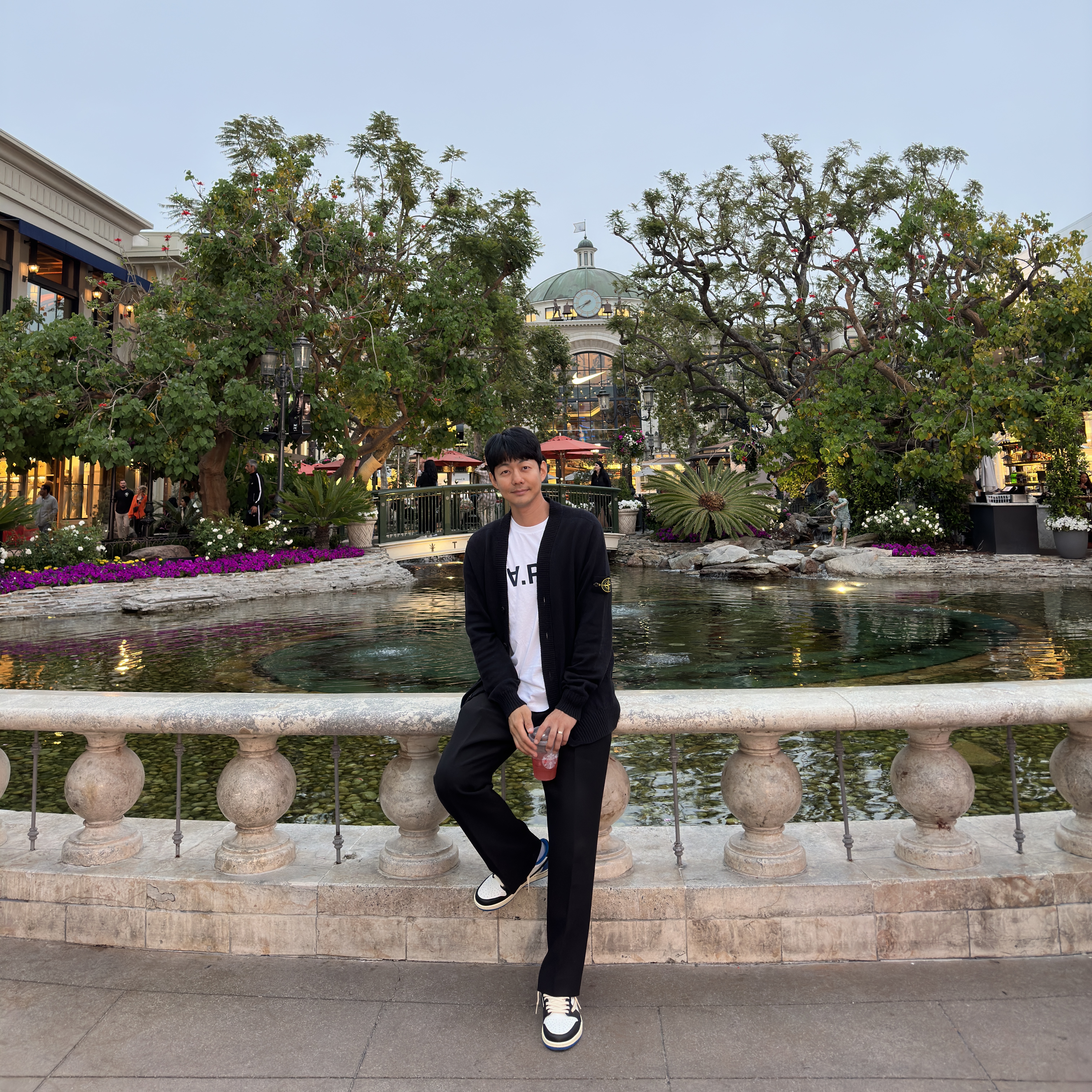Jordan 1 x Travis Scott x Fragment Retro Low OG SP Military Blue, A.P.C. VPC T-Shirt White Dark Navy 착용 스타일
