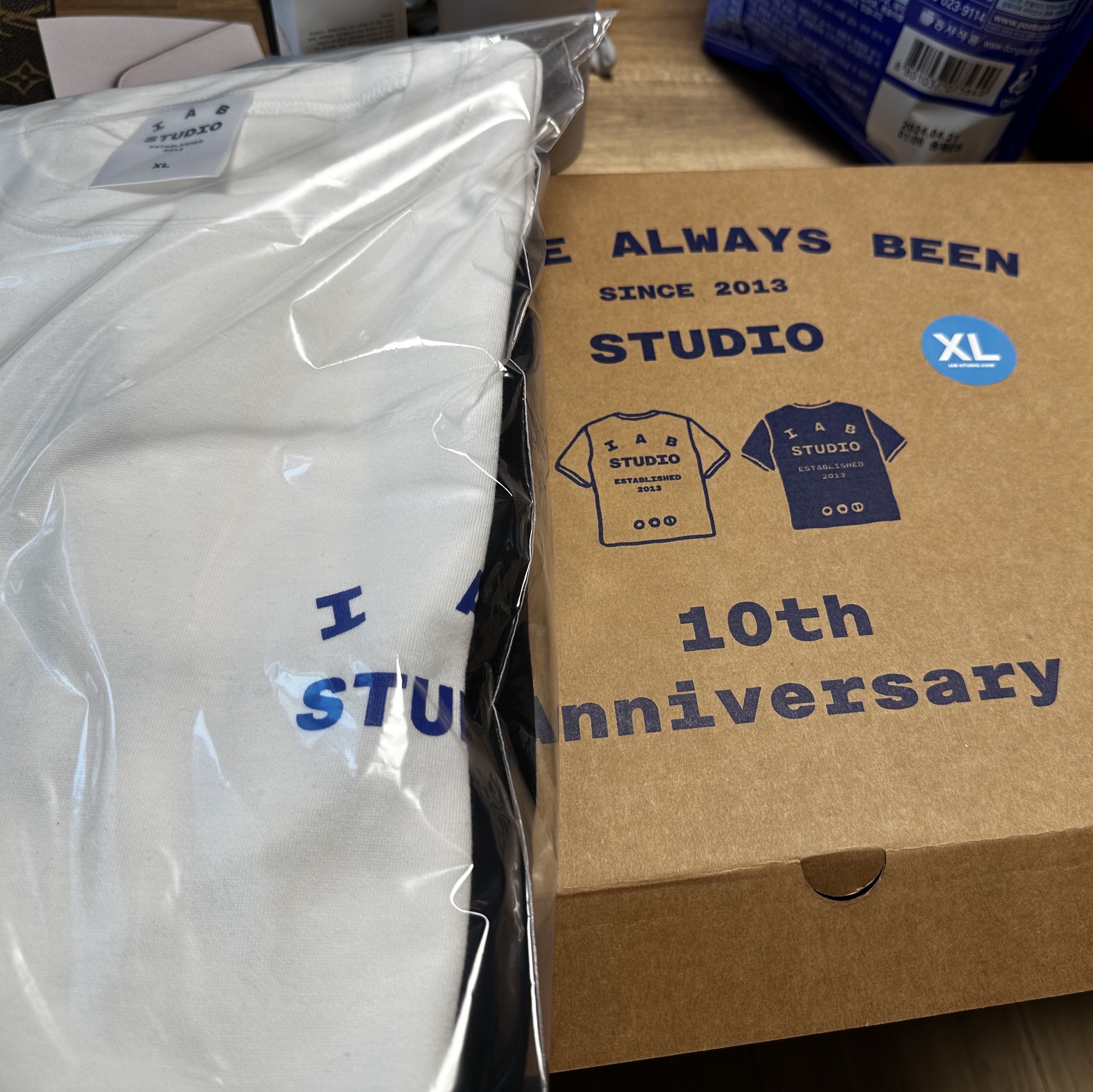 IAB Studio 10th Anniversary T-Shirts Pack White & Black (2 Pack) 착용 스타일