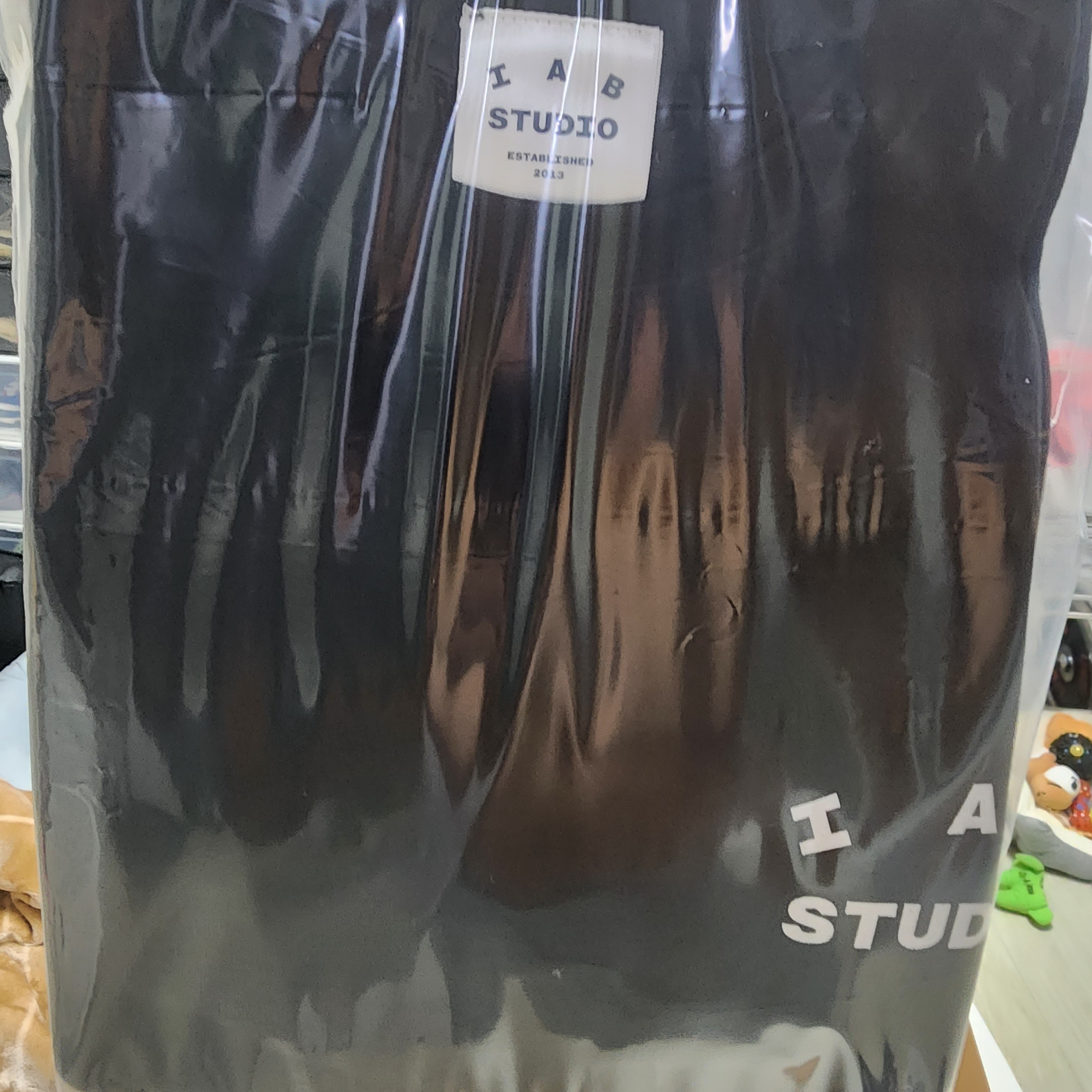 IAB Studio 10th Anniversary T-Shirts Pack White & Black (2 Pack) 착용 스타일 - 3