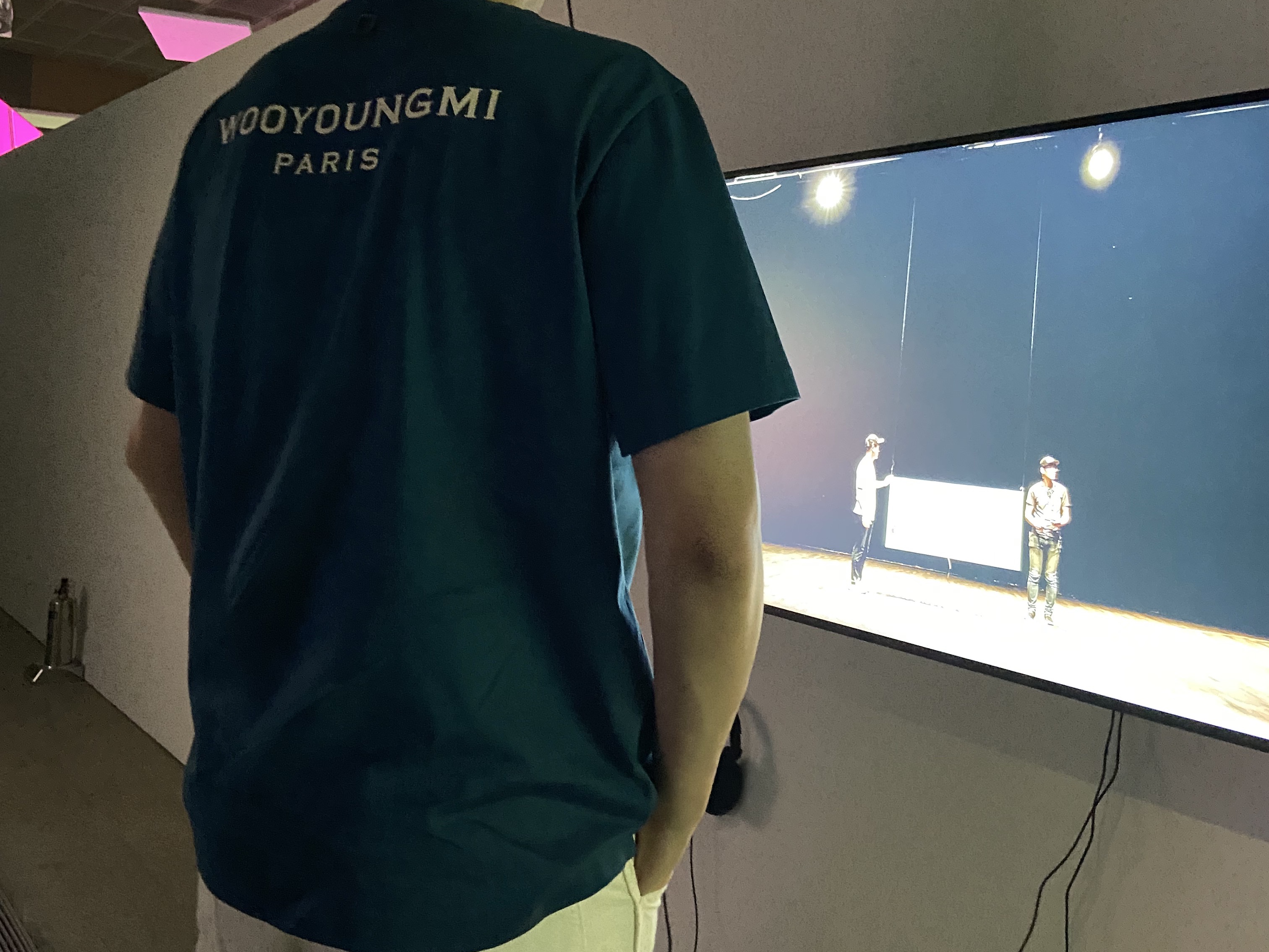 Wooyoungmi White Back Logo T-Shirt Blue - 22FW 착용 스타일