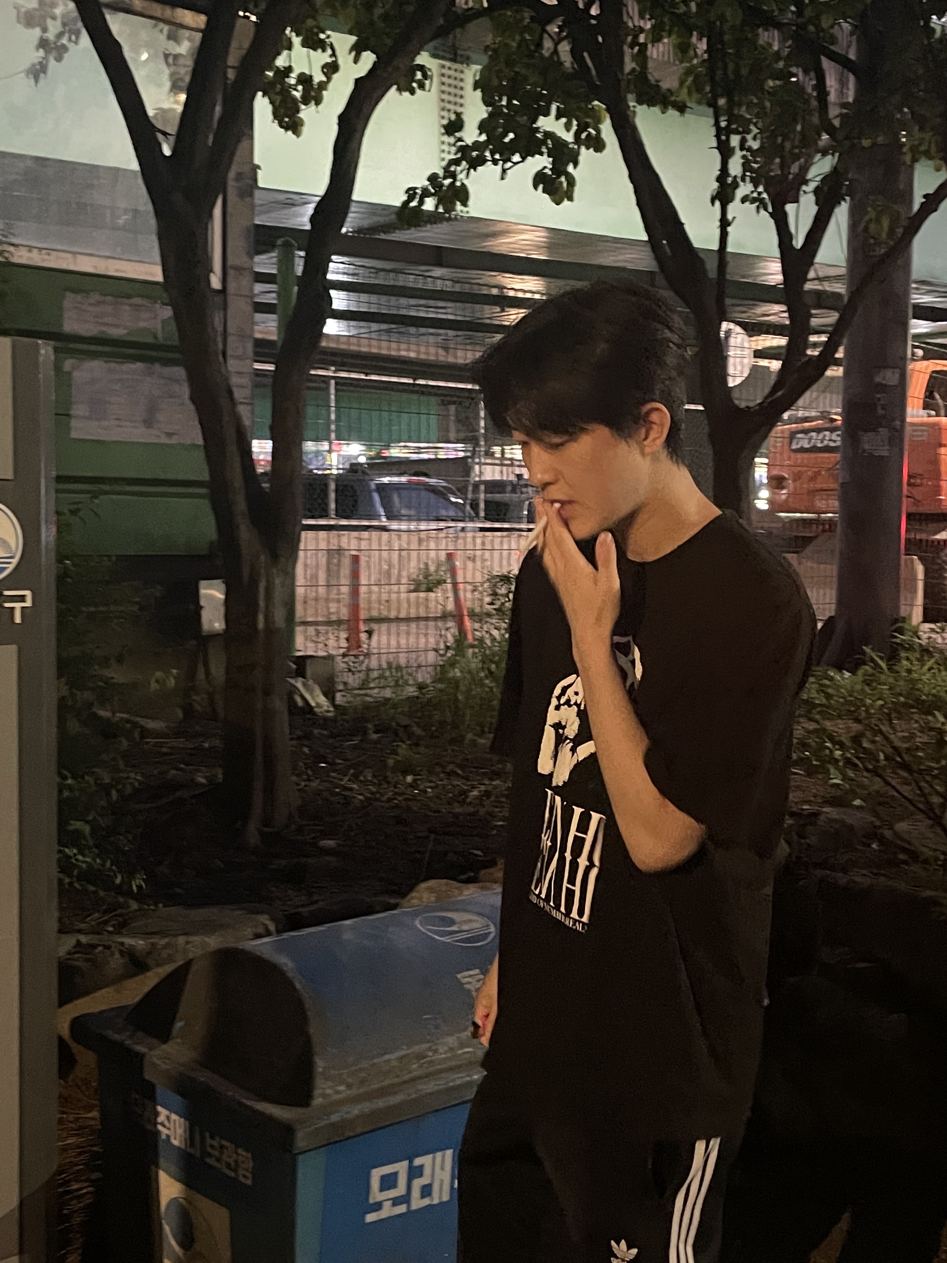 Adidas Gazelle Solid Grey, Undermycar EN HUIT Graphic T-Shirt Black - 23SS 착용 스타일 - 2
