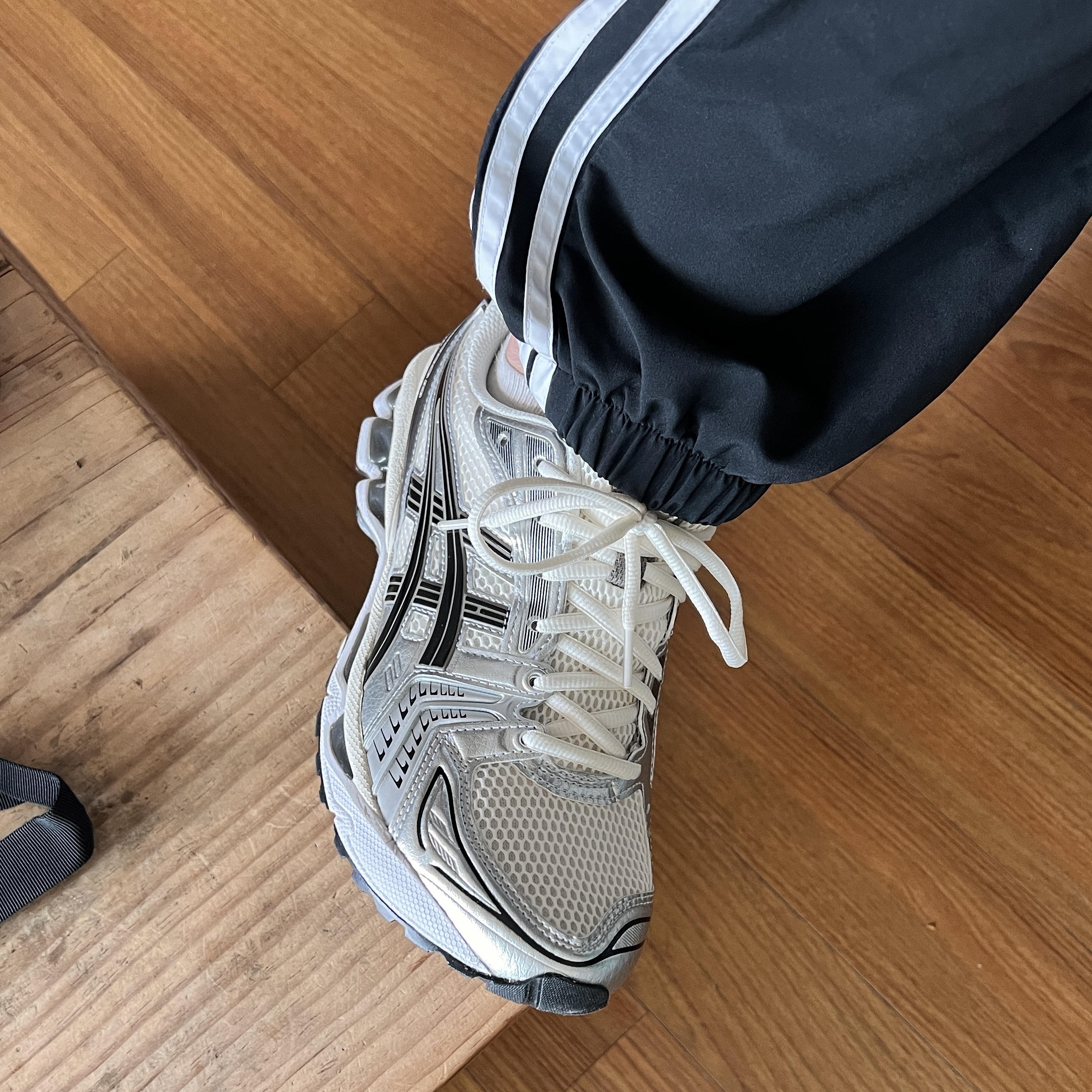 Asics Gel-Kayano 14 Cream Black 착용 스타일