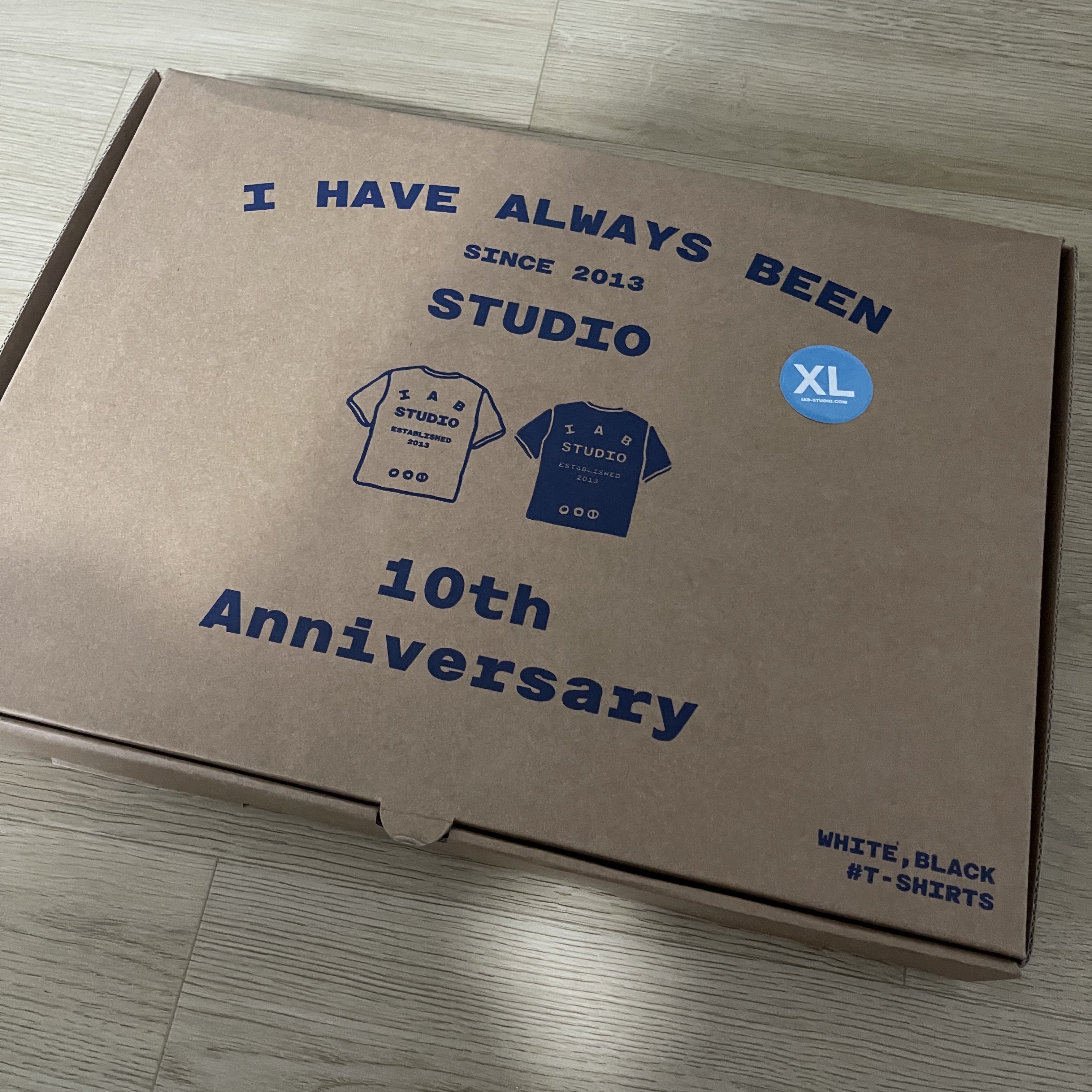 IAB Studio 10th Anniversary T-Shirts Pack White & Black (2 Pack) 착용 스타일