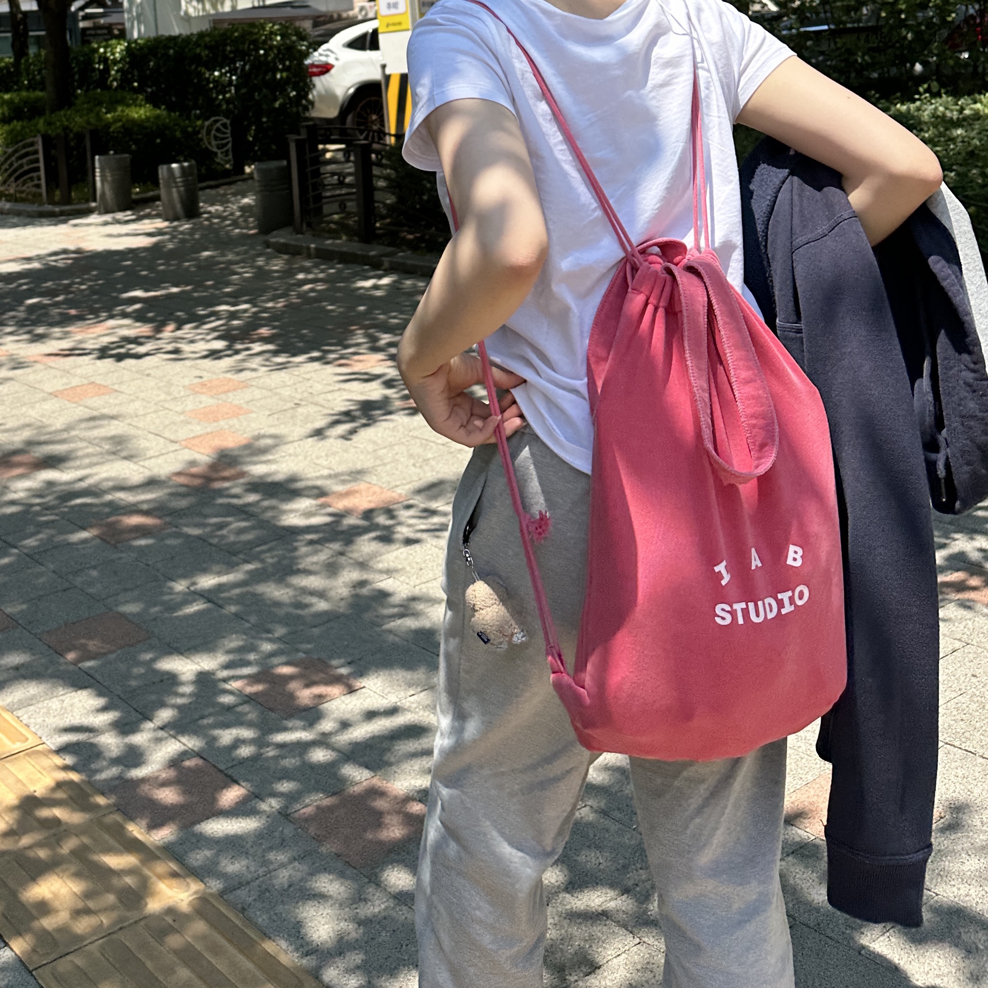 IAB Studio Pigment Sack Coral 착용 스타일 - 4