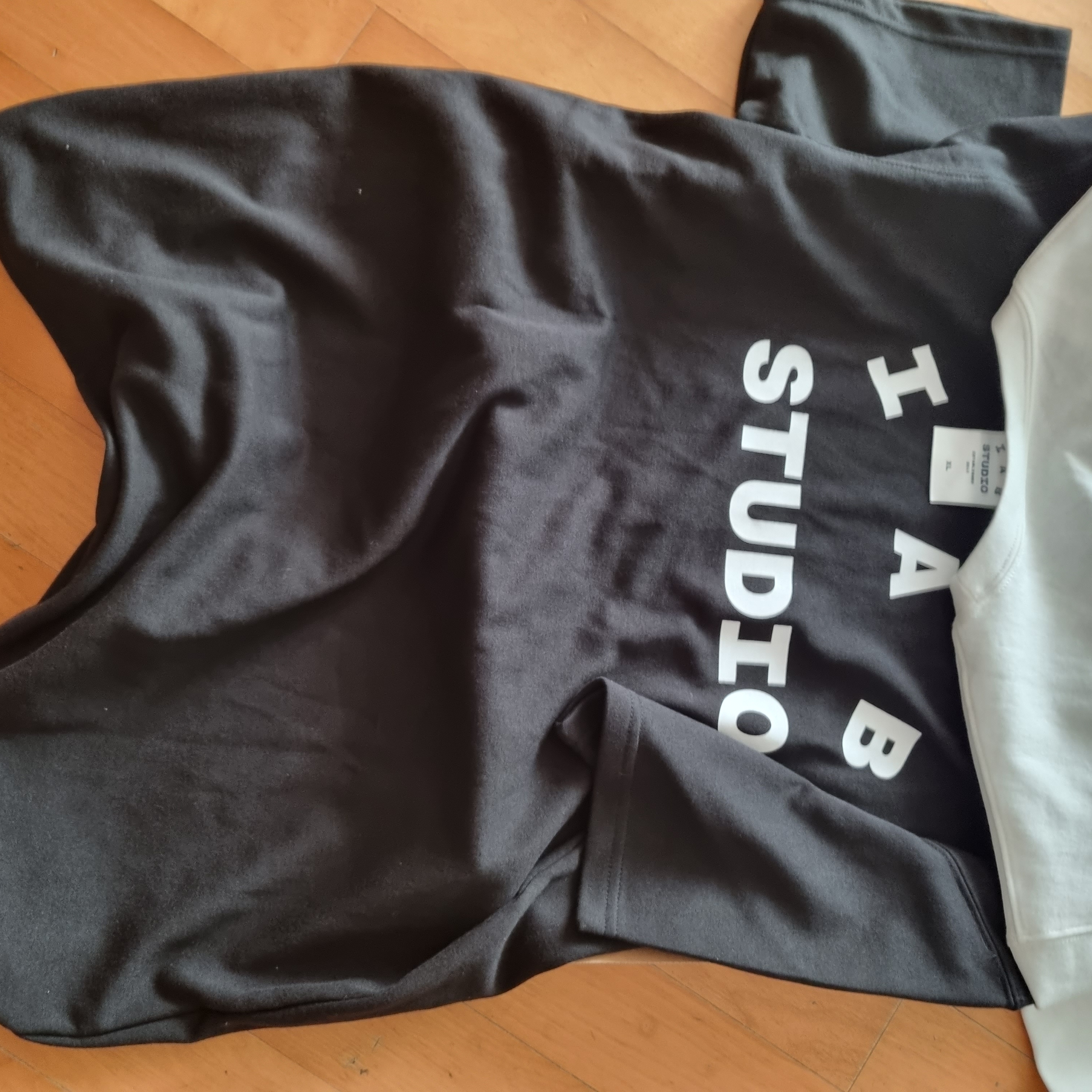IAB Studio 10th Anniversary T-Shirts Pack White & Black (2 Pack) 착용 스타일 - 2