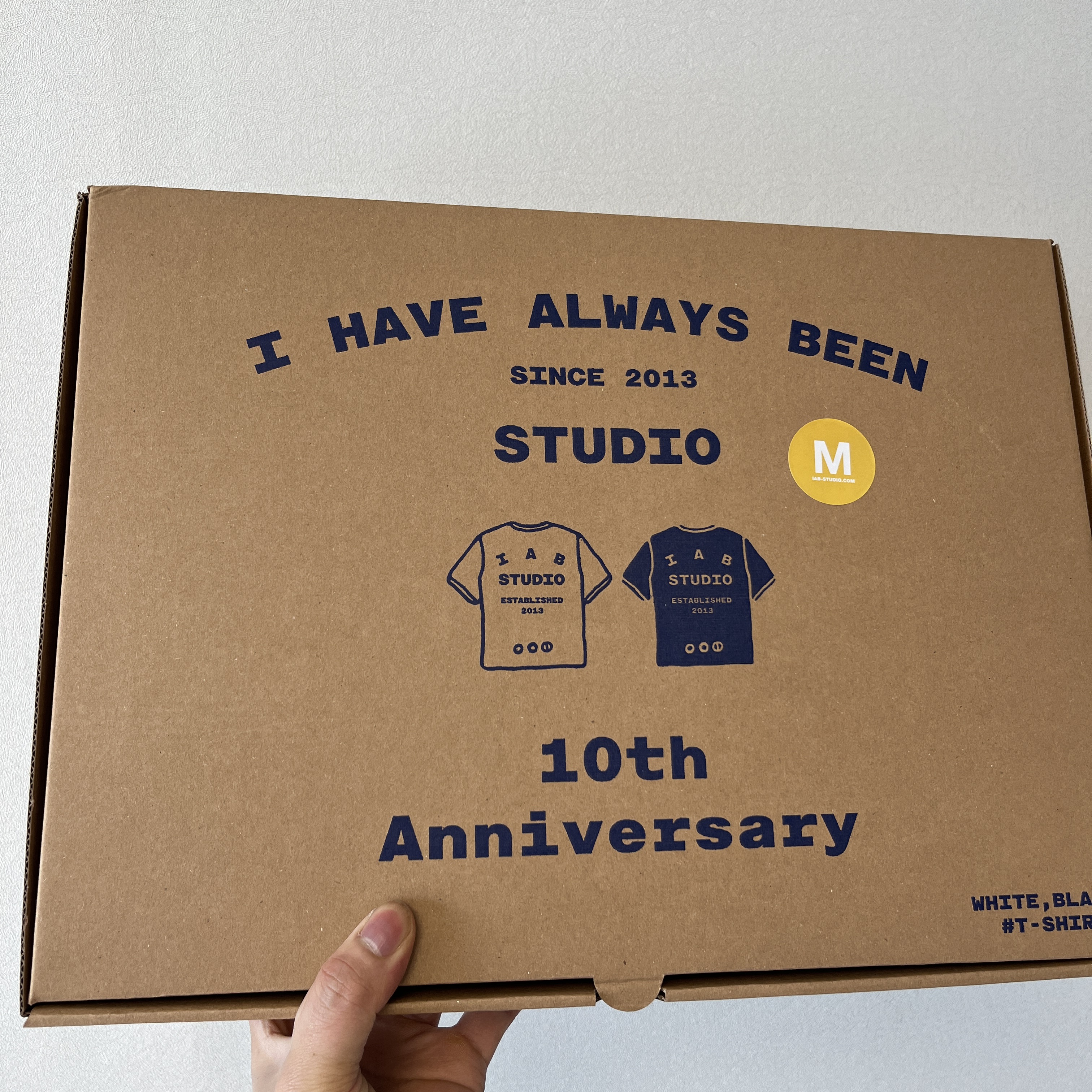 IAB Studio 10th Anniversary T-Shirts Pack White & Black (2 Pack) 착용 스타일 - 1