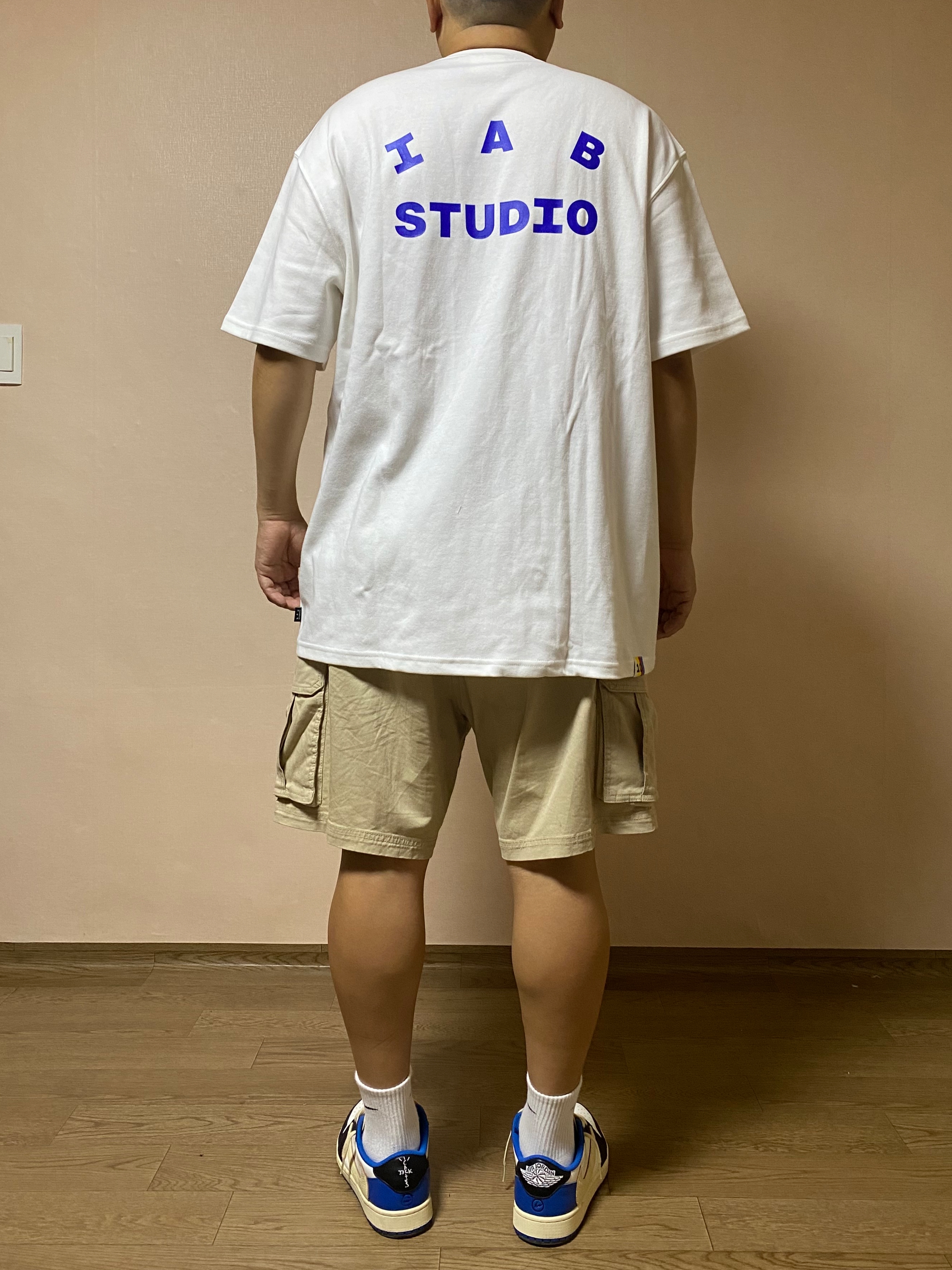 IAB Studio 10th Anniversary T-Shirts Pack White & Black (2 Pack), Jordan 1 x Travis Scott x Fragment Retro Low OG SP Military Blue 착용 스타일 - 2