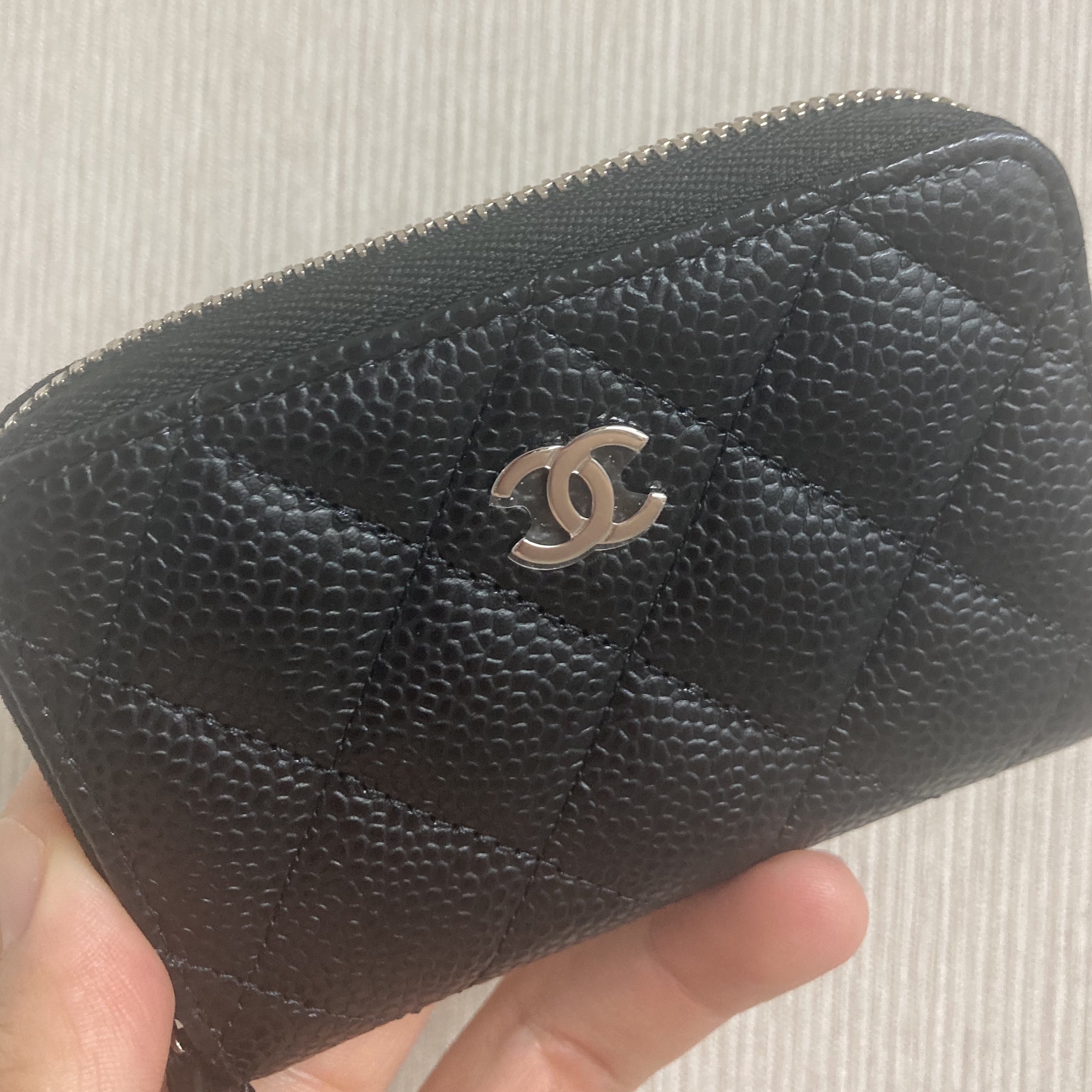 Chanel Classic Zipped Coin Purse Grained Calfskin & Silver Black 착용 스타일